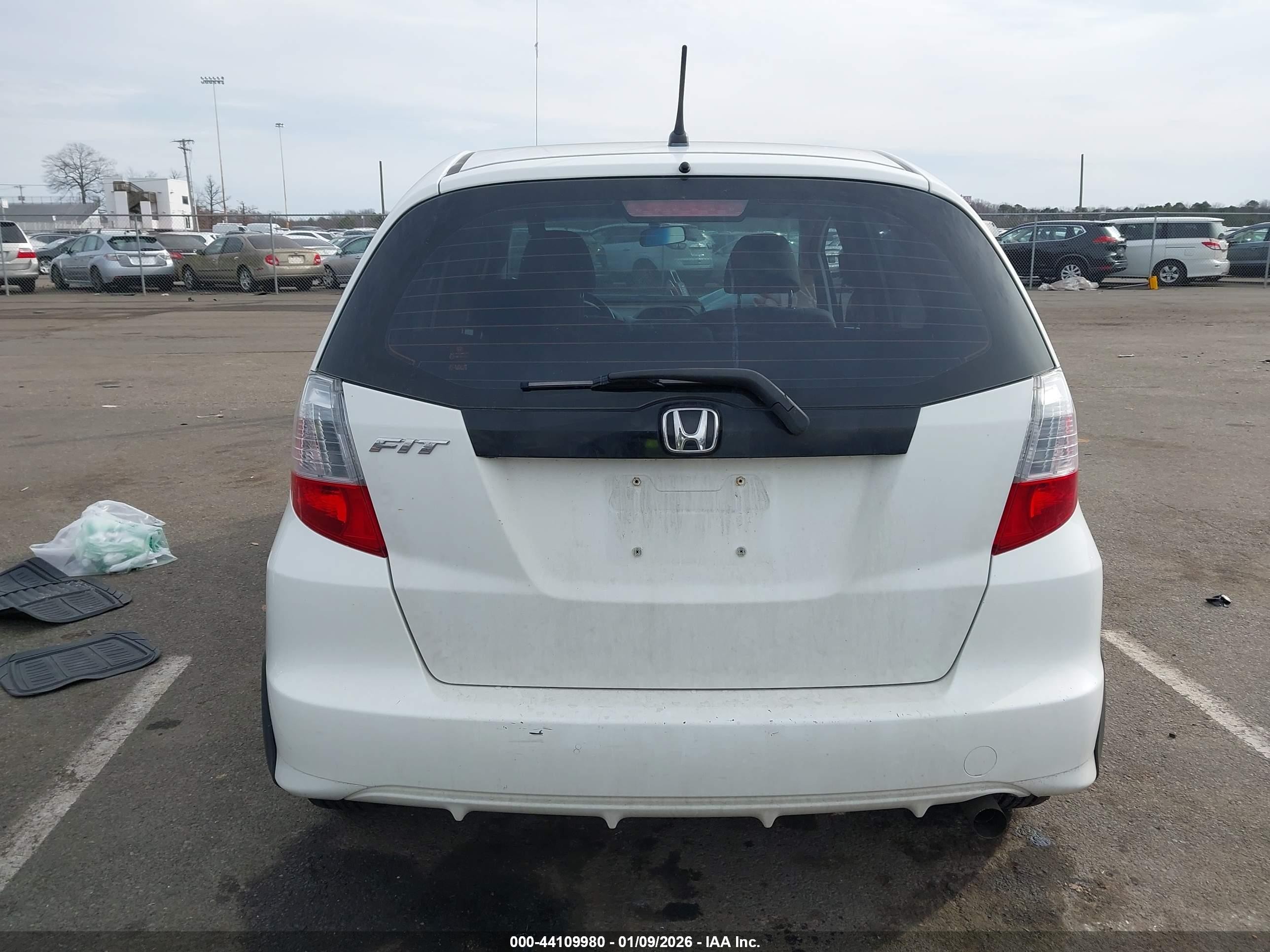 2013 Honda Fit   White vin: JHMGE8H38DC053965