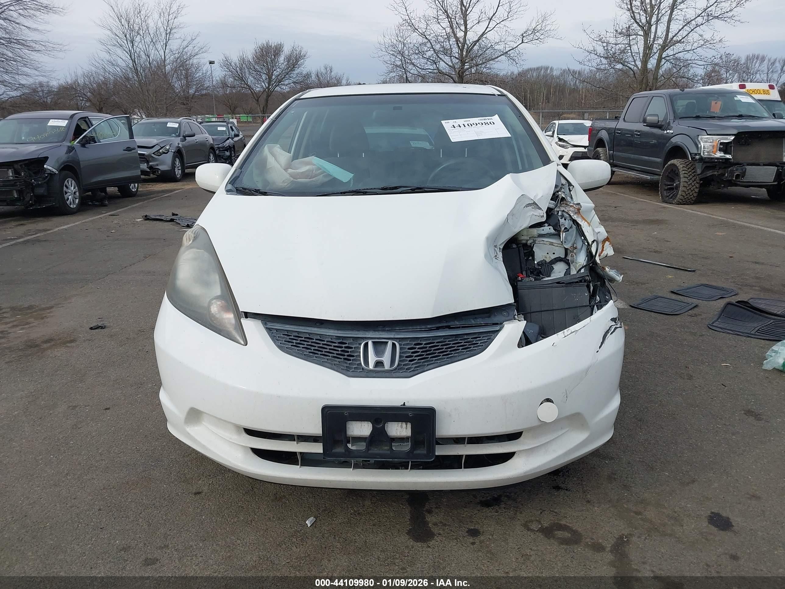 2013 Honda Fit   White vin: JHMGE8H38DC053965