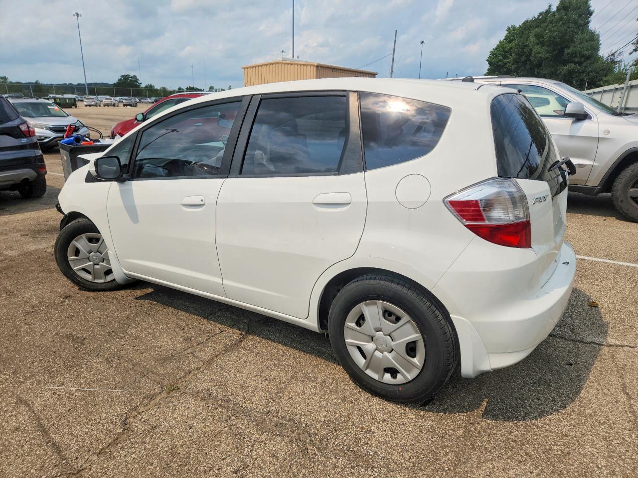 2013 Honda Fit Белый vin: JHMGE8H38DC056915