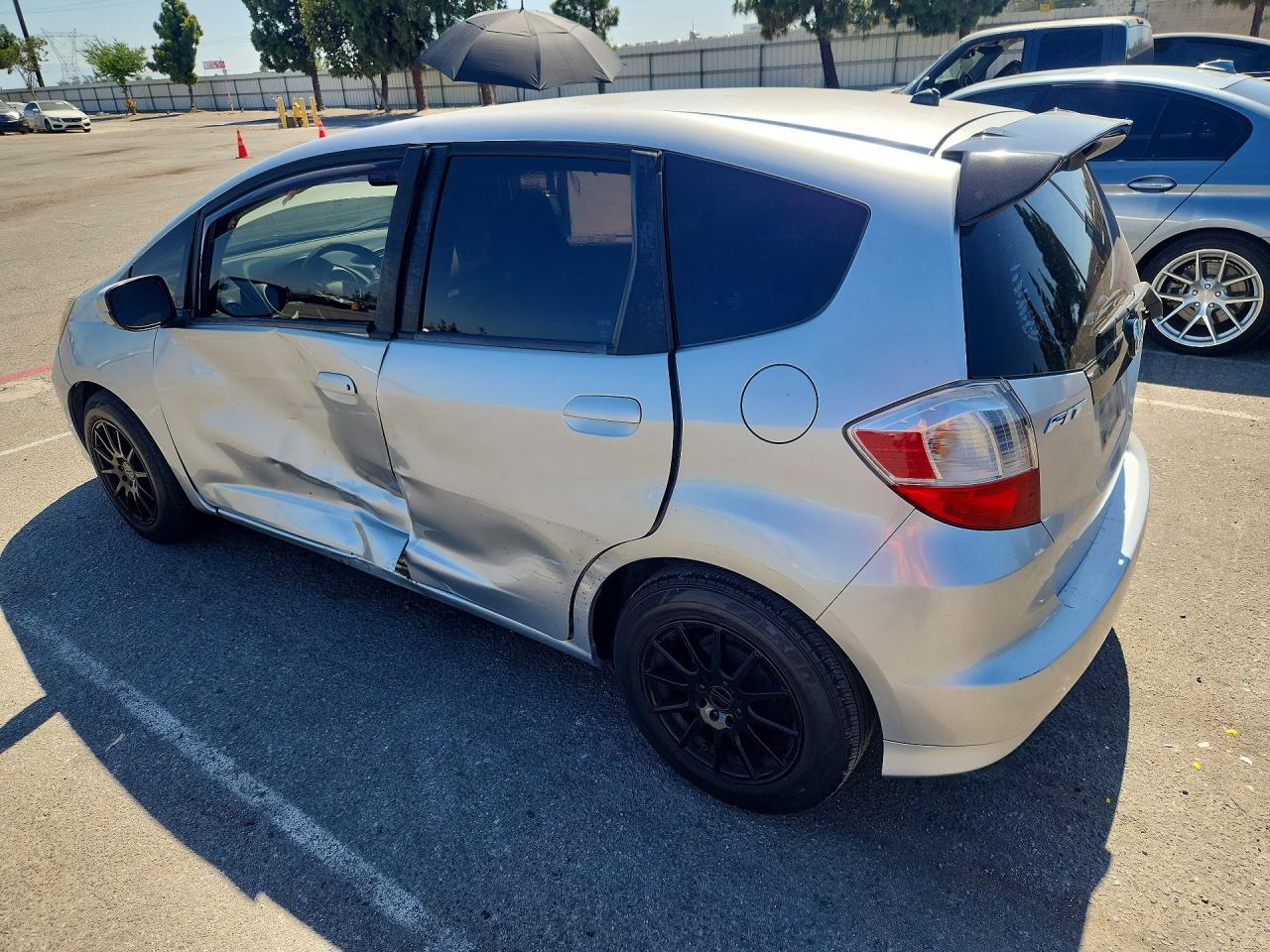 2013 Honda Fit Silver vin: JHMGE8H38DC080051