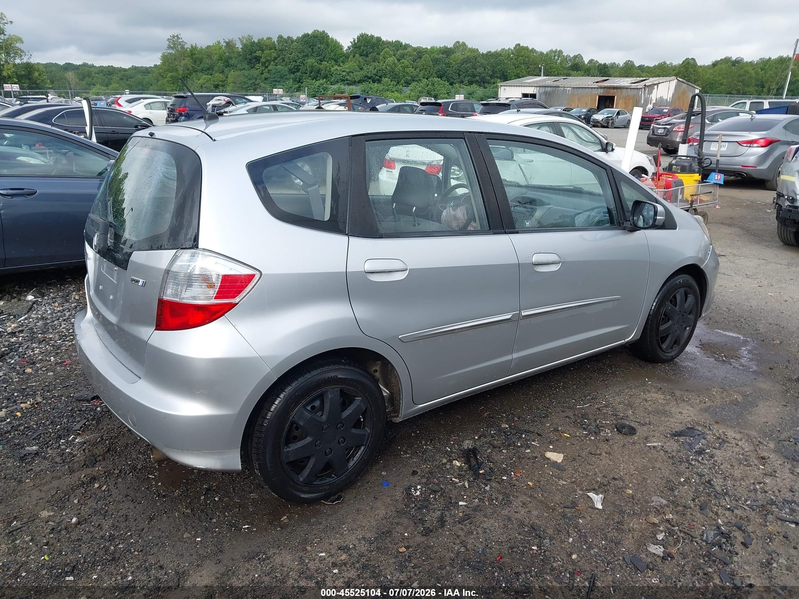 2013 Honda Fit   Silver vin: JHMGE8H39DC032509