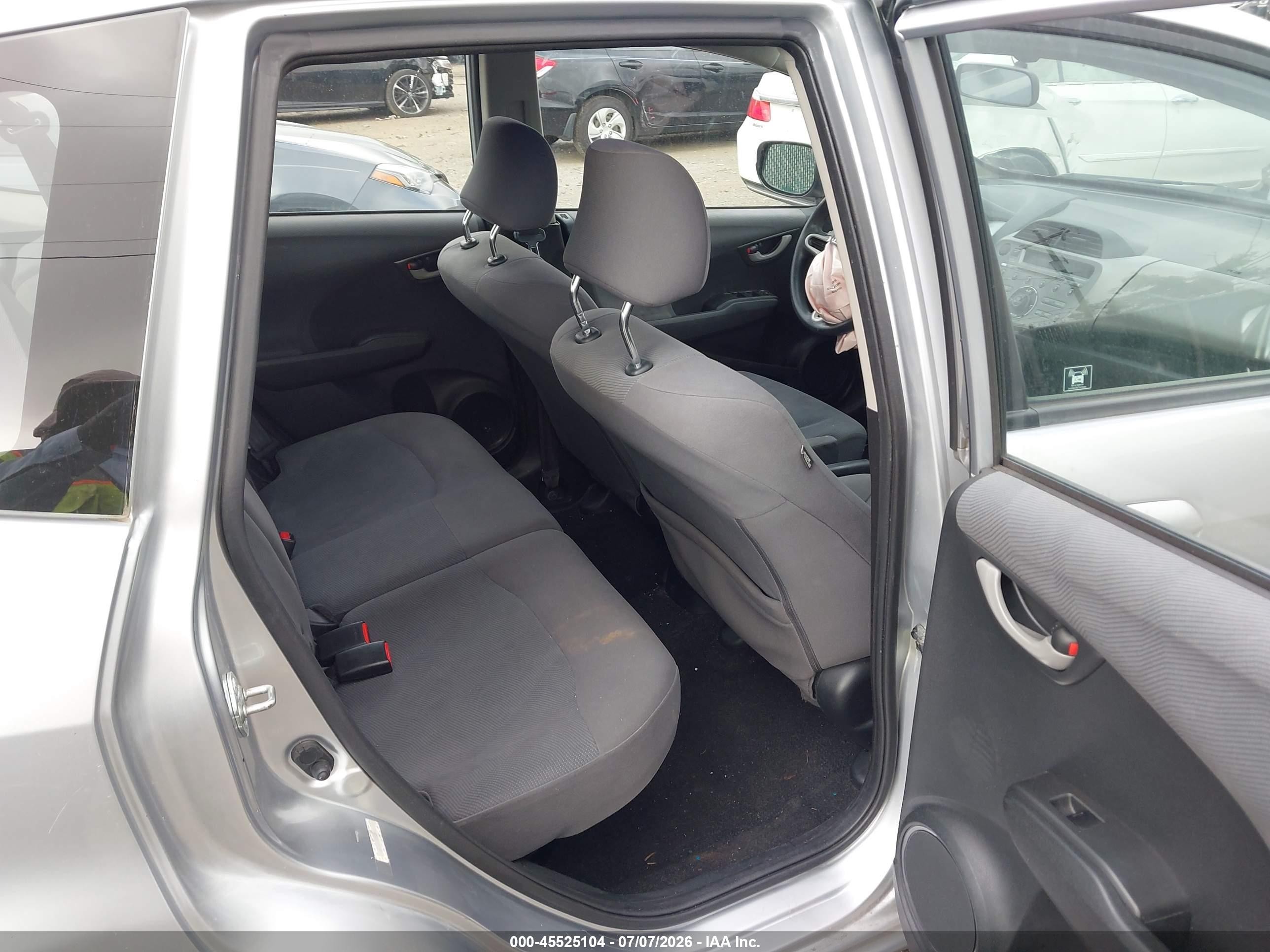 2013 Honda Fit   Silver vin: JHMGE8H39DC032509