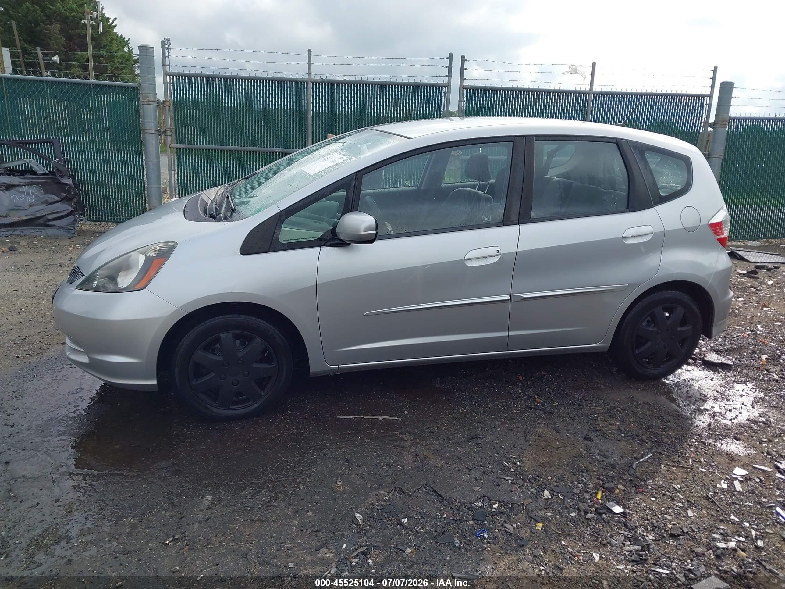2013 Honda Fit   Silver vin: JHMGE8H39DC032509