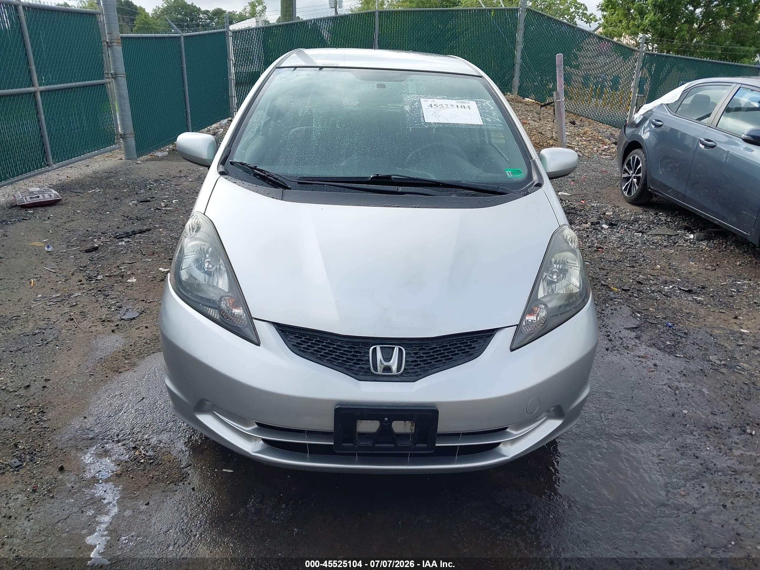 2013 Honda Fit   Silver vin: JHMGE8H39DC032509