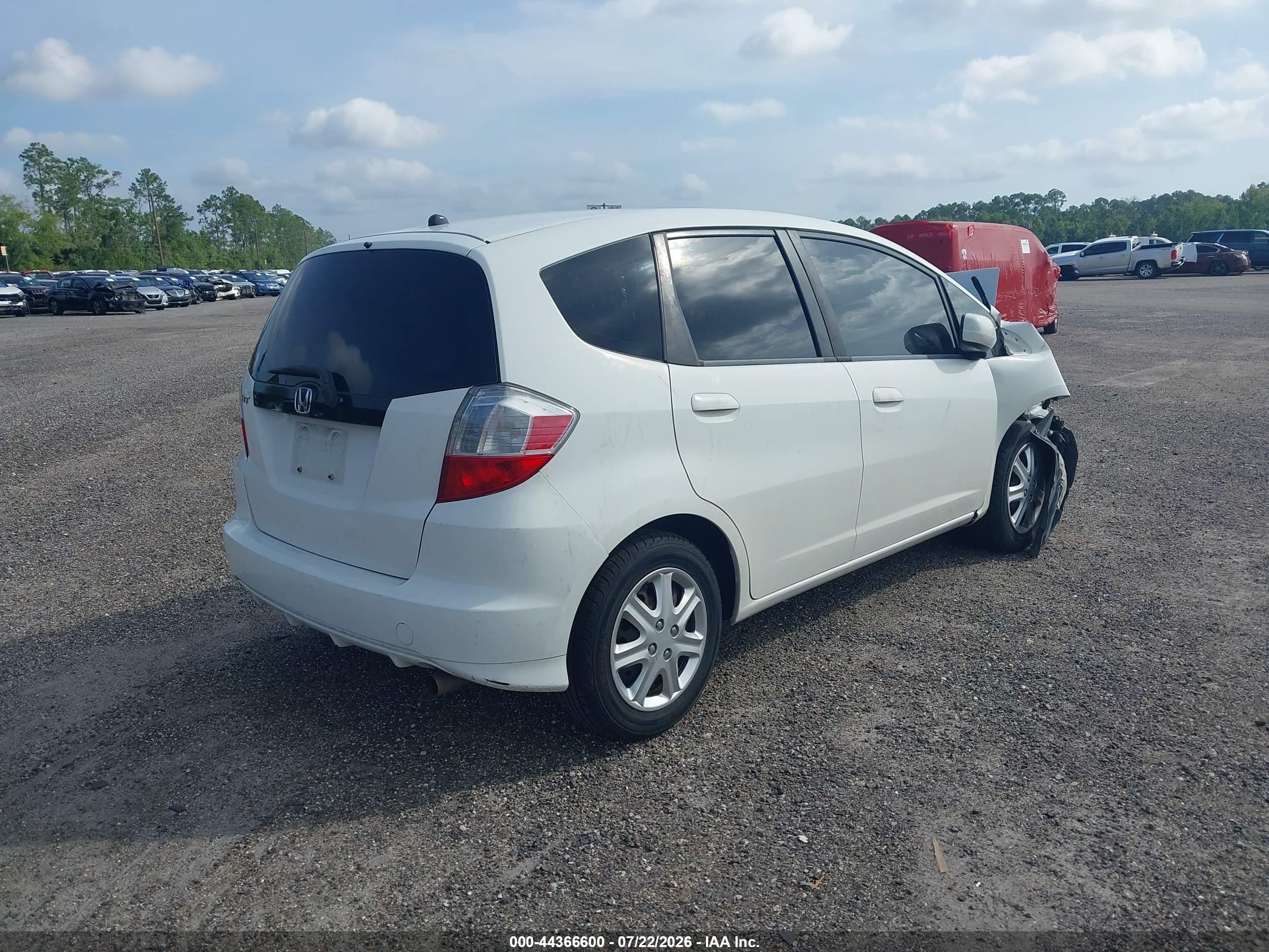 2013 Honda Fit   Белый vin: JHMGE8H39DC050654