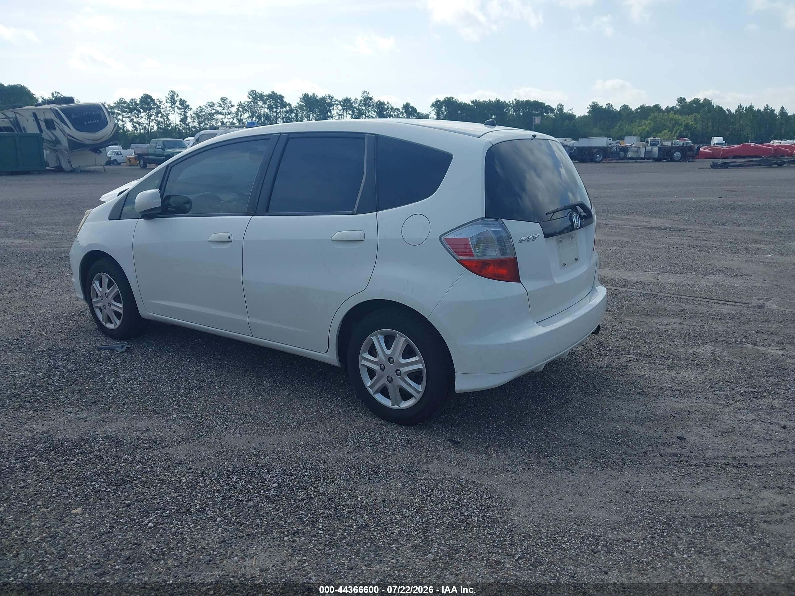 2013 Honda Fit   Белый vin: JHMGE8H39DC050654