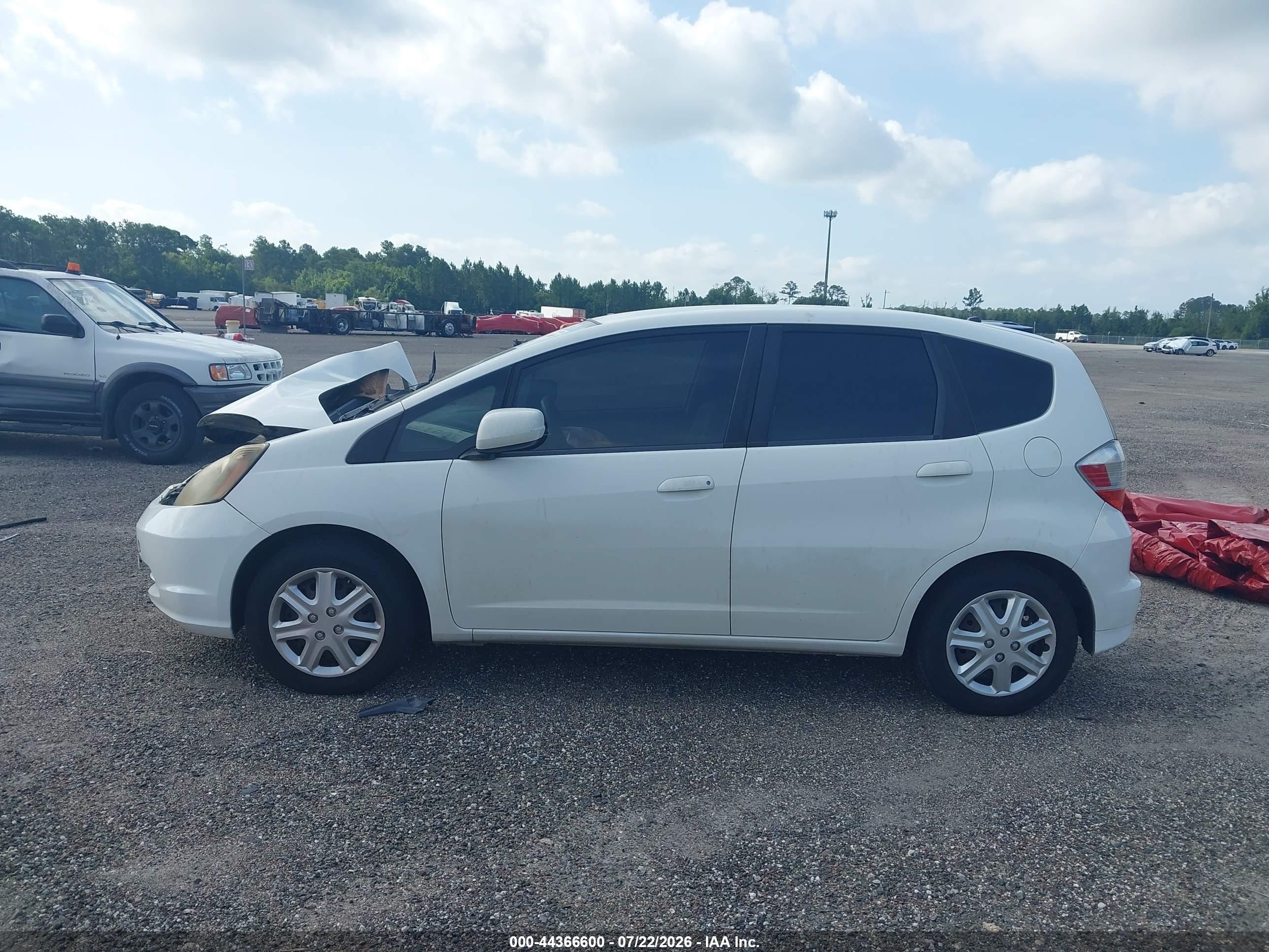 2013 Honda Fit   Белый vin: JHMGE8H39DC050654