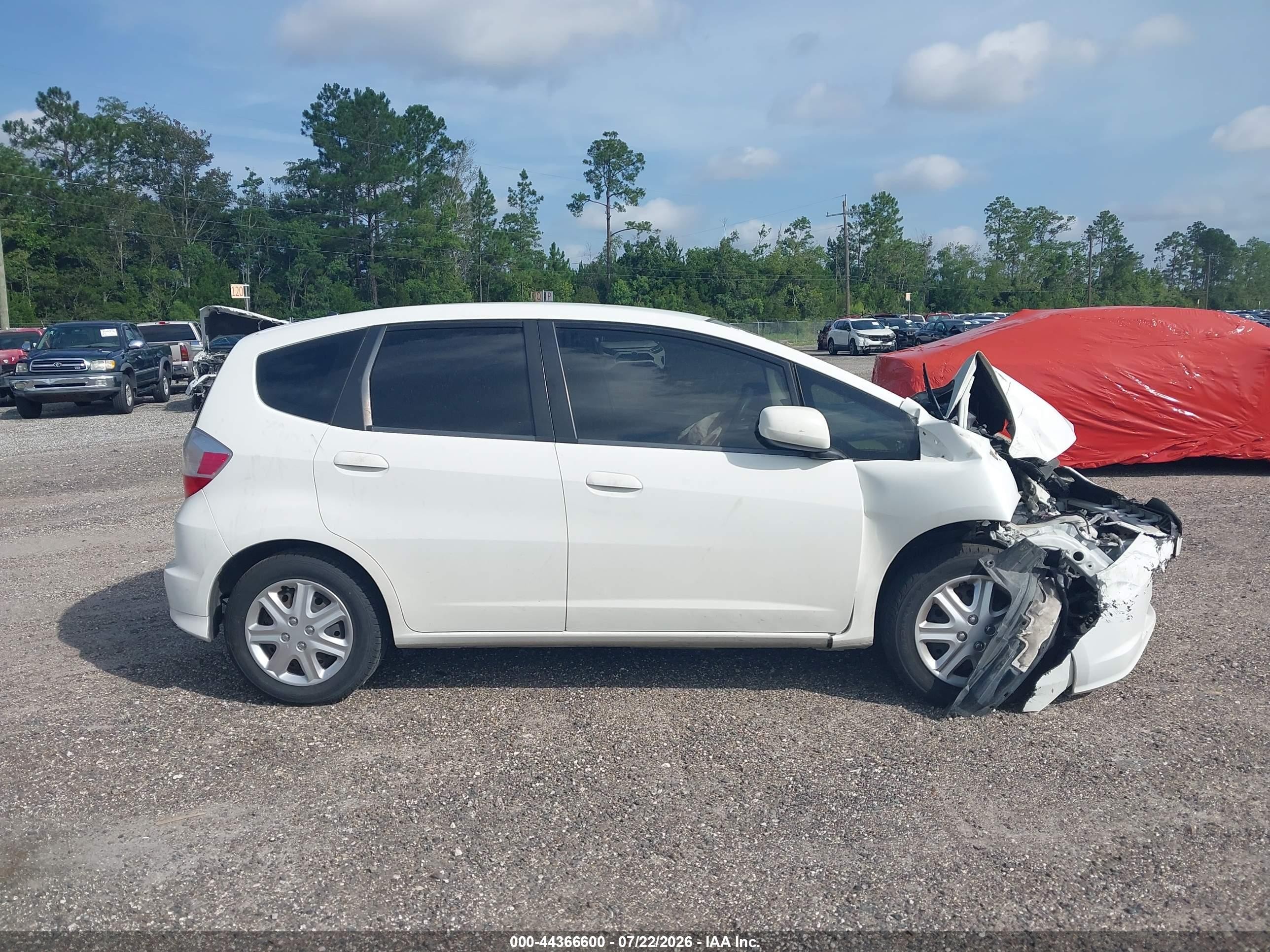 2013 Honda Fit   Белый vin: JHMGE8H39DC050654