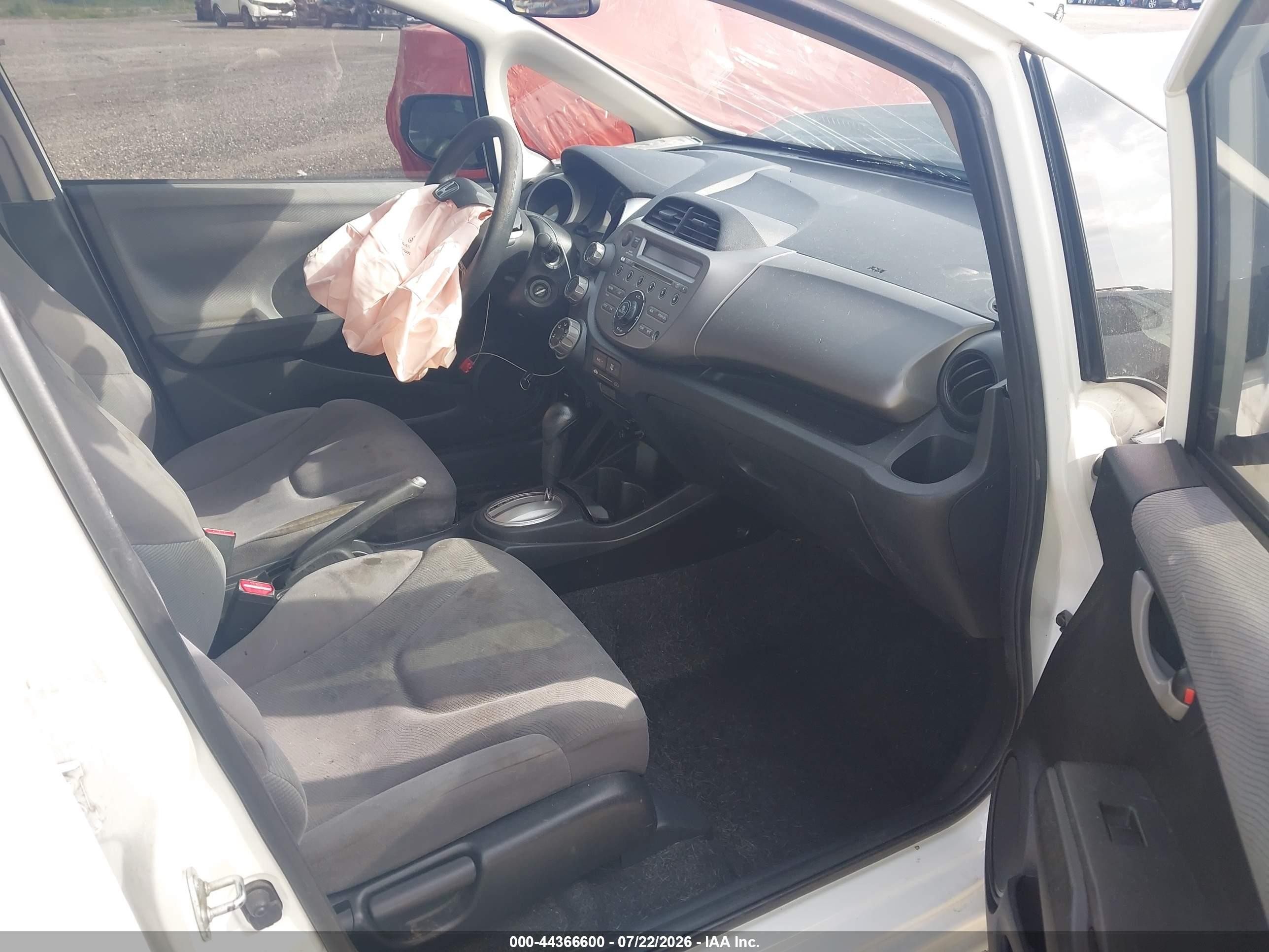 2013 Honda Fit   Белый vin: JHMGE8H39DC050654