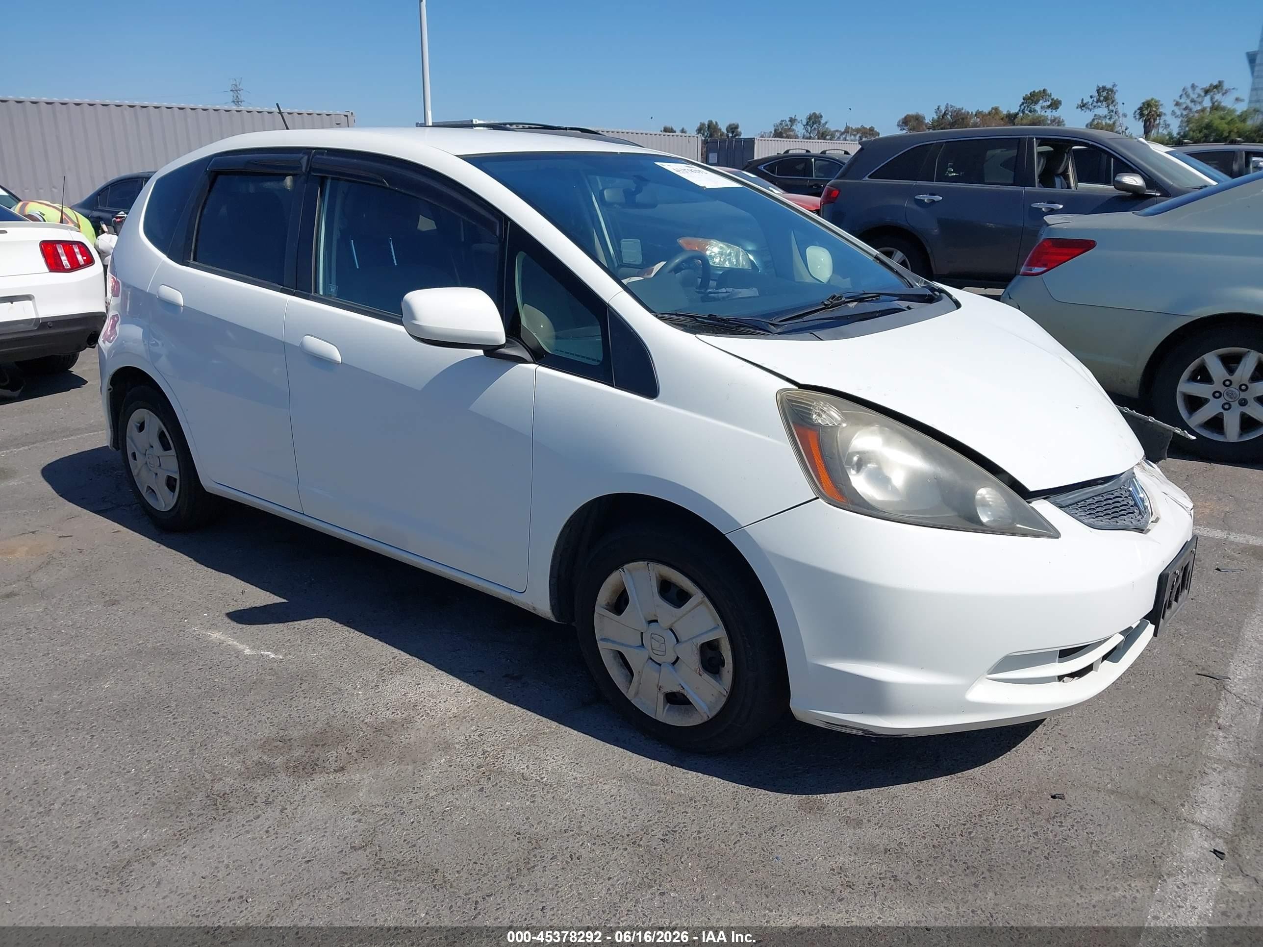 2013 Honda Fit   White vin: JHMGE8H39DC071505