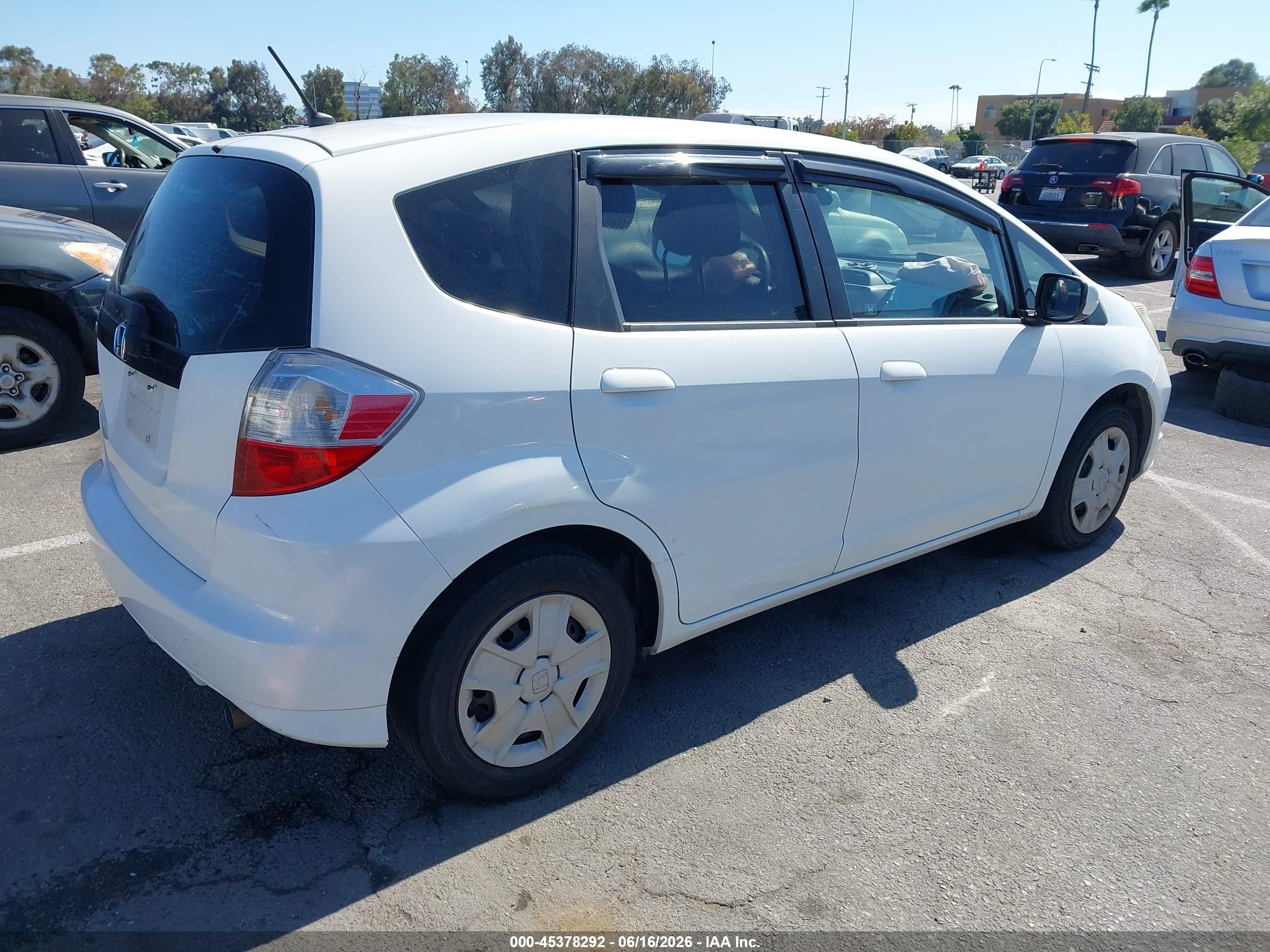 2013 Honda Fit   White vin: JHMGE8H39DC071505
