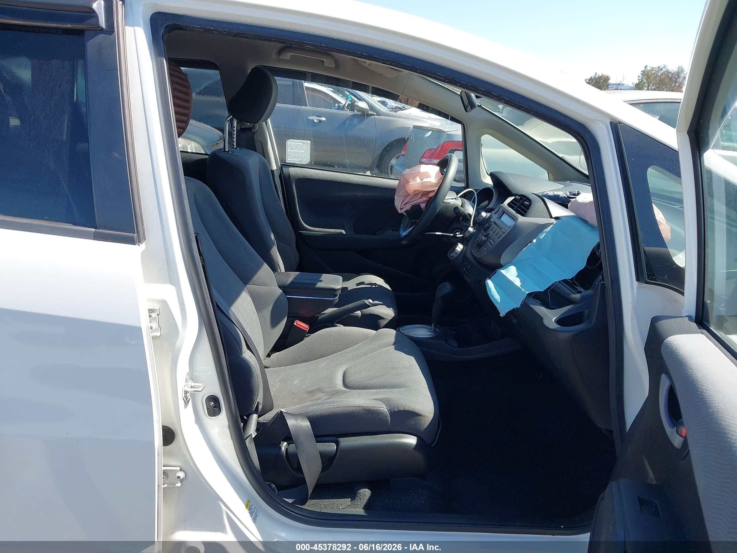 2013 Honda Fit   White vin: JHMGE8H39DC071505