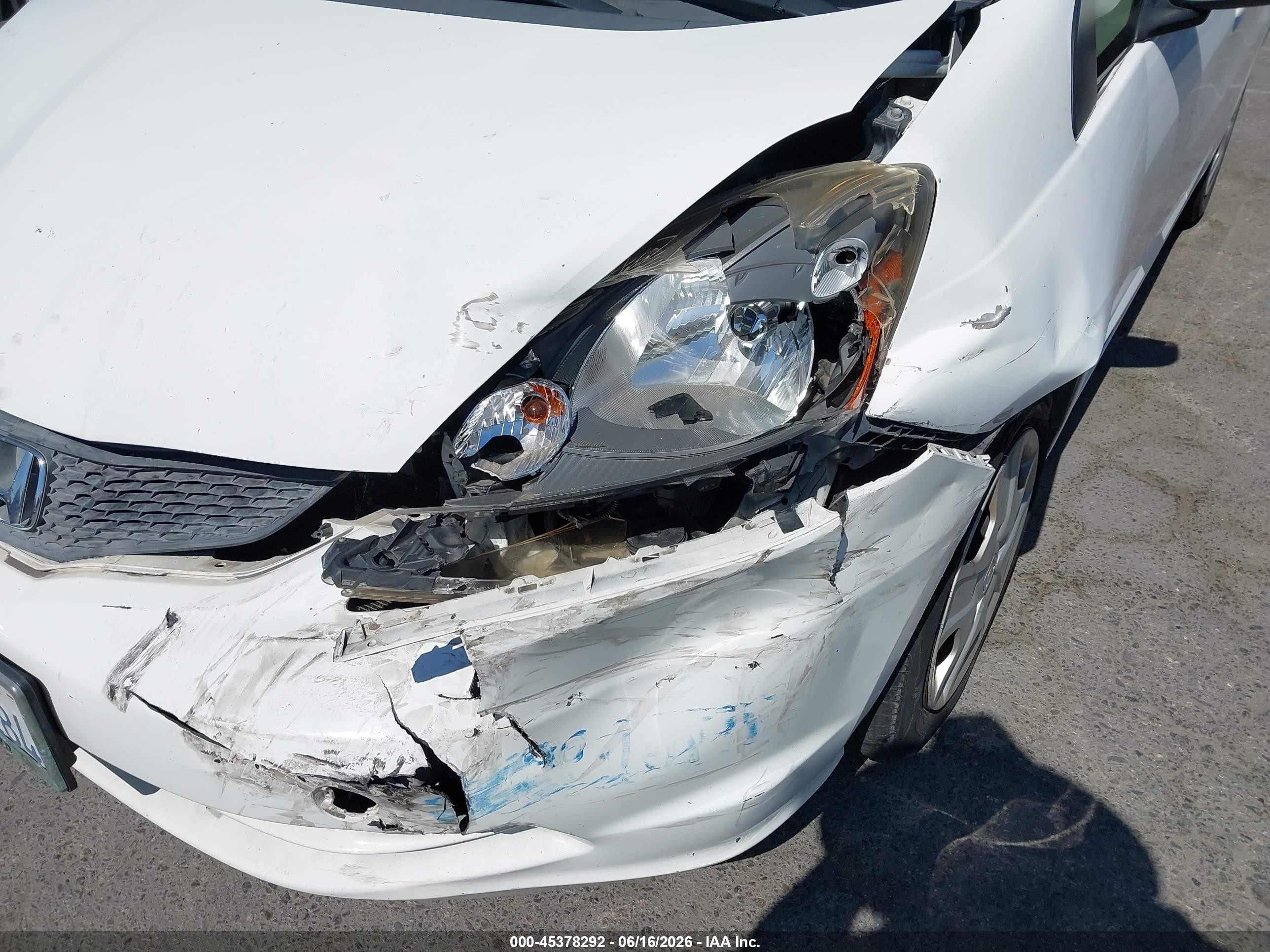 2013 Honda Fit   White vin: JHMGE8H39DC071505