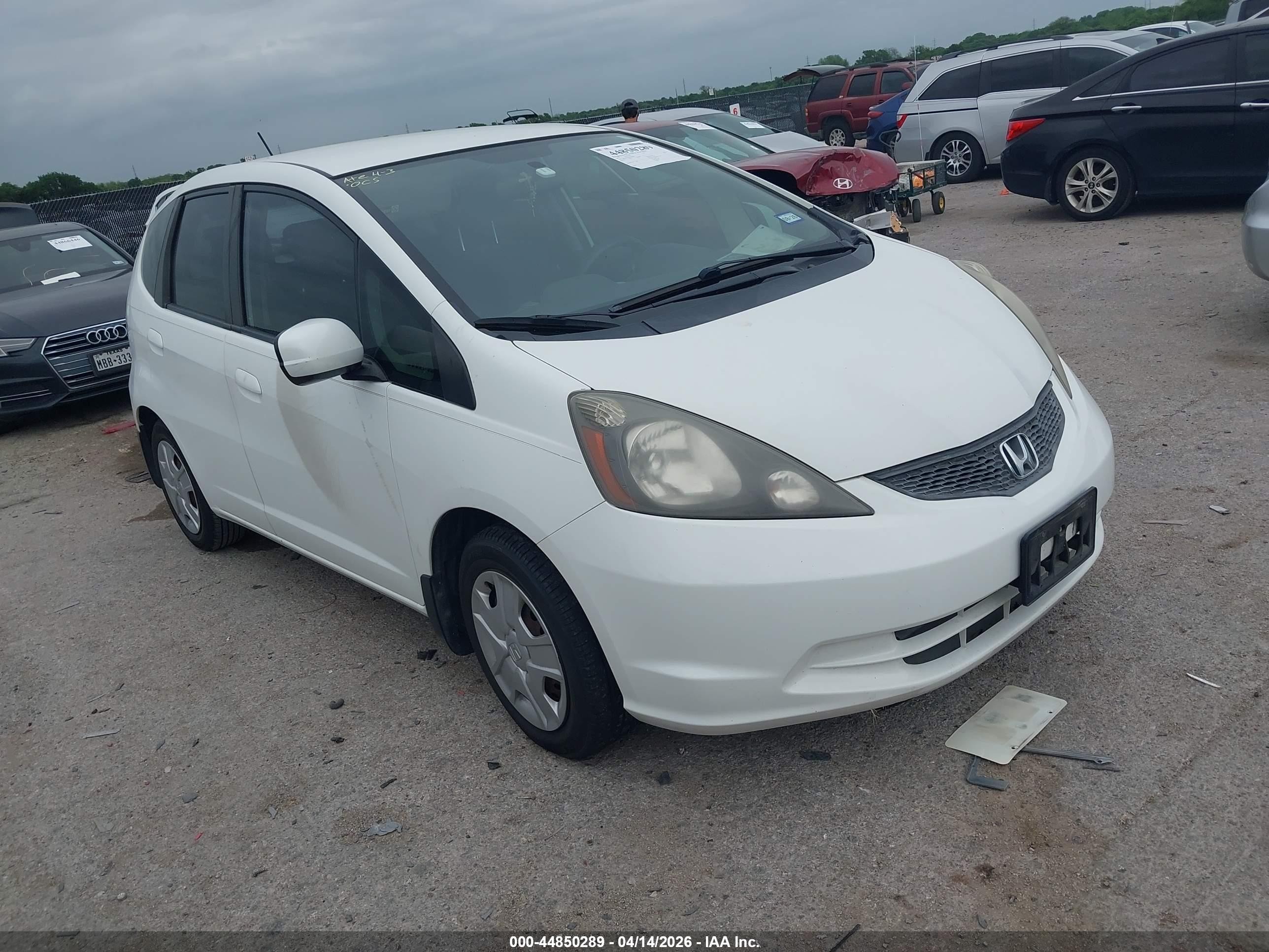 2013 Honda Fit   White vin: JHMGE8H3XDC080469