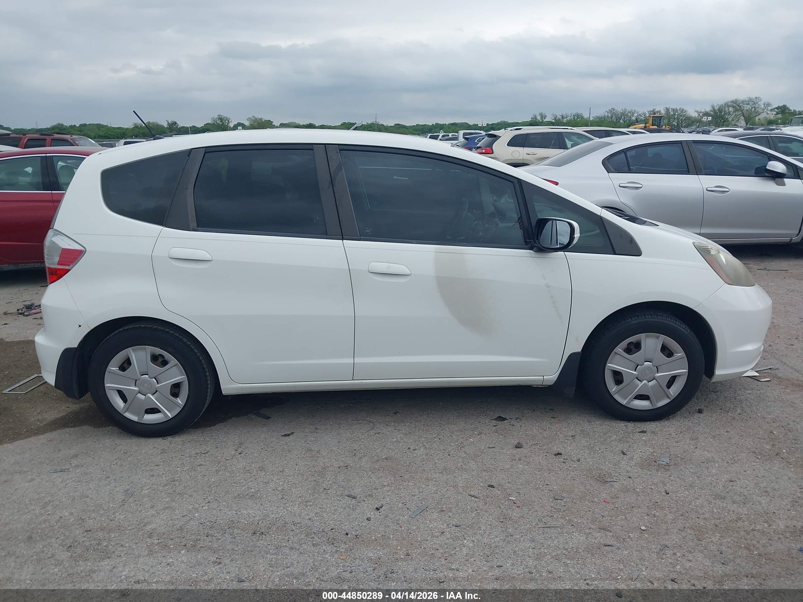 2013 Honda Fit   White vin: JHMGE8H3XDC080469
