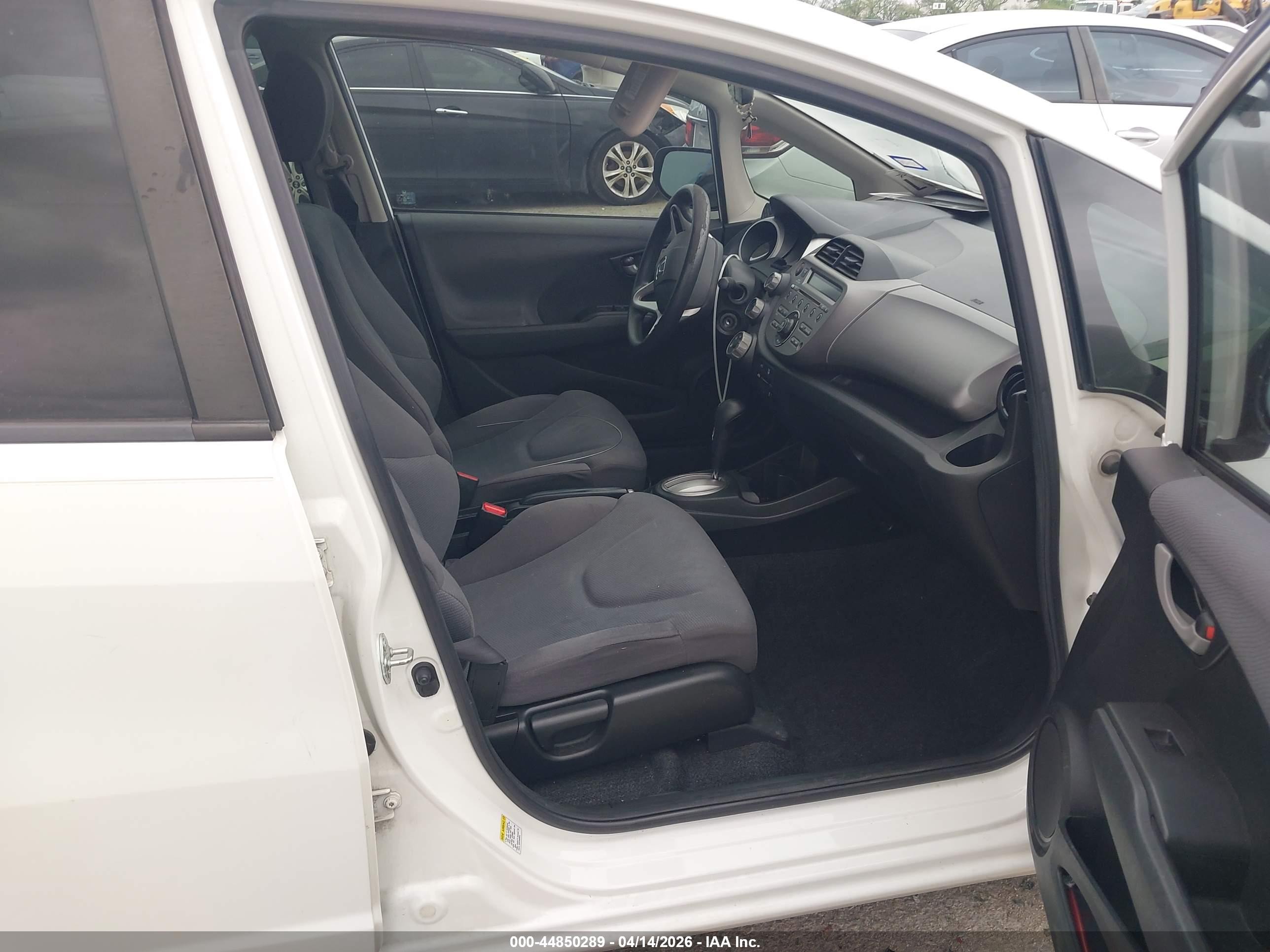 2013 Honda Fit   White vin: JHMGE8H3XDC080469