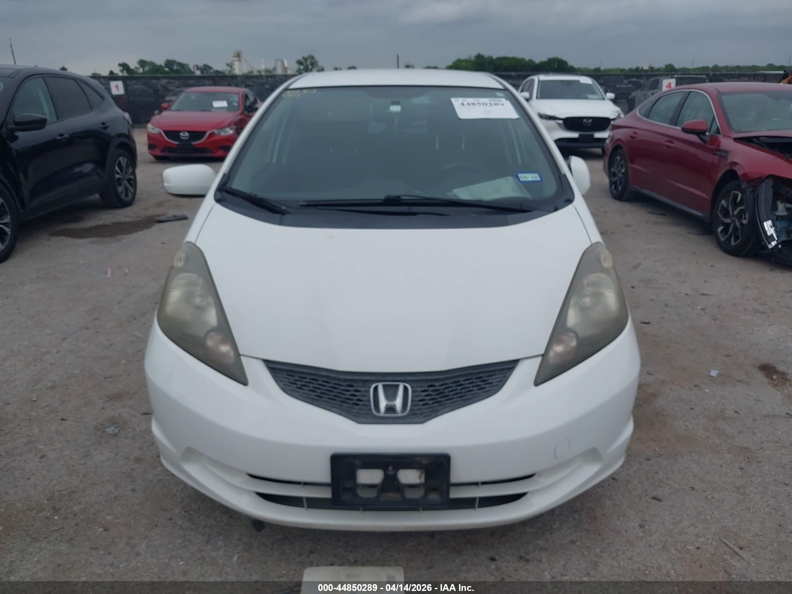 2013 Honda Fit   White vin: JHMGE8H3XDC080469