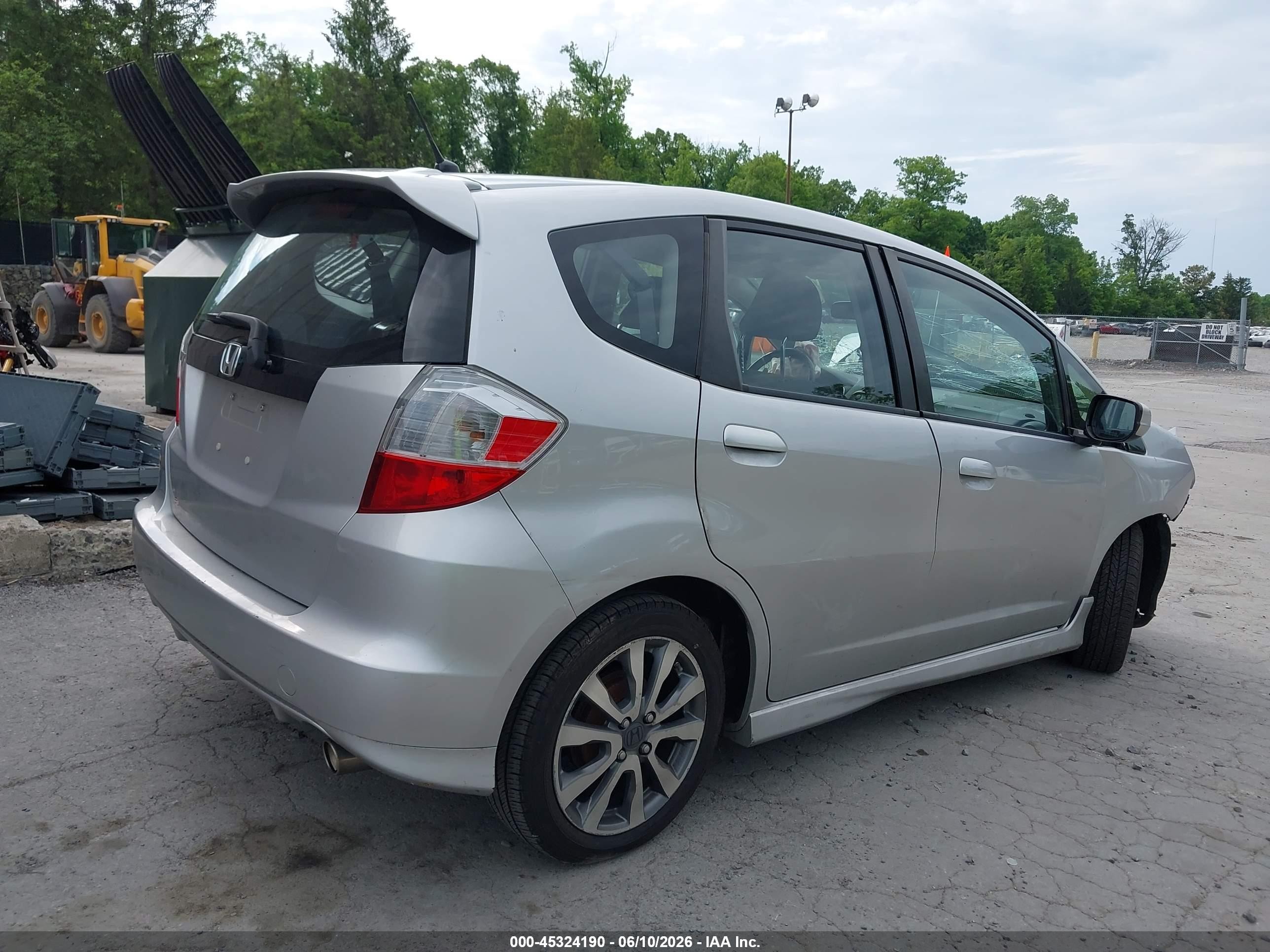 2013 Honda Fit Sport Silver vin: JHMGE8H54DC040079
