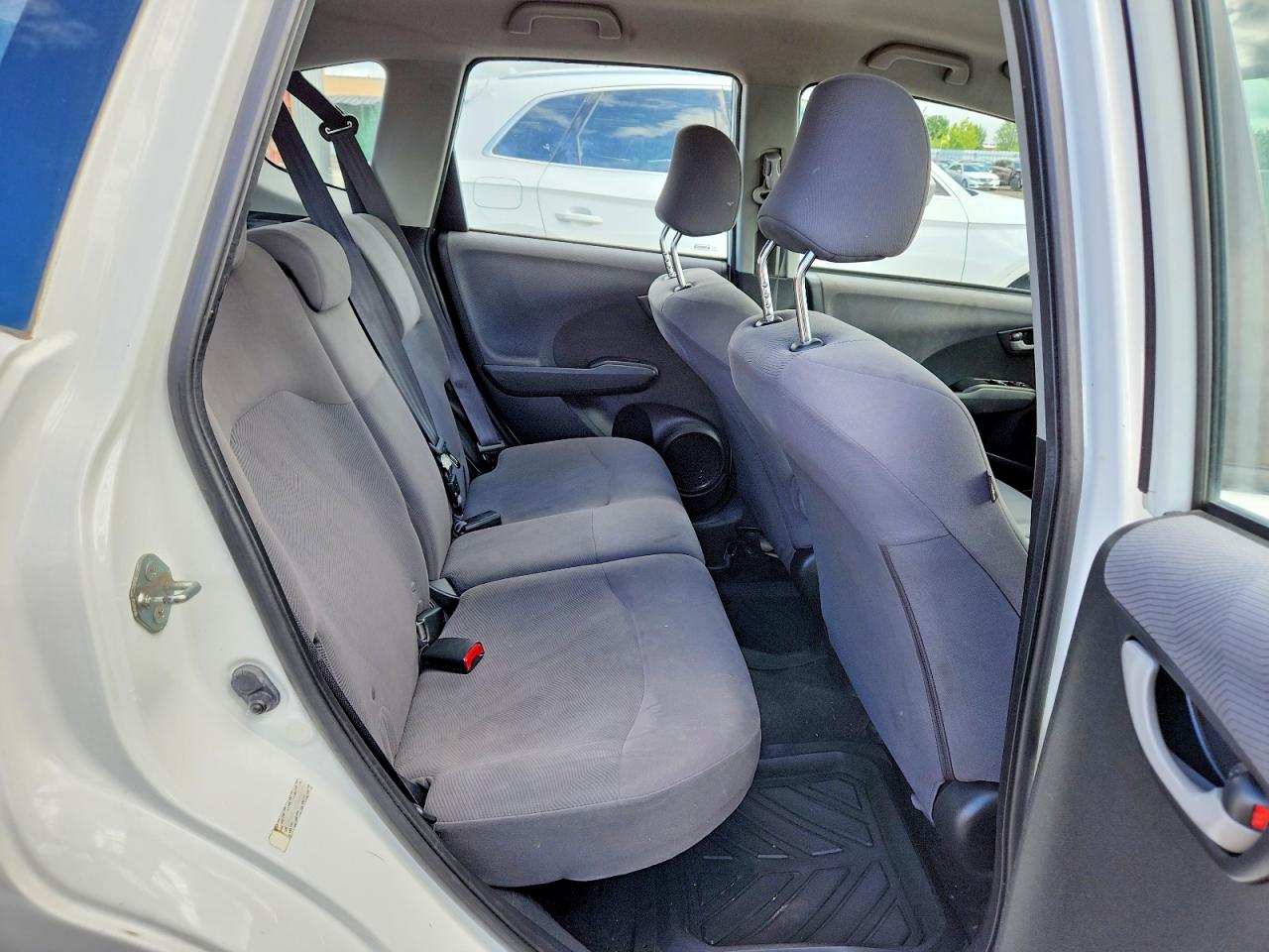 2011 Honda Fit White vin: JHMGE8H55BC801375