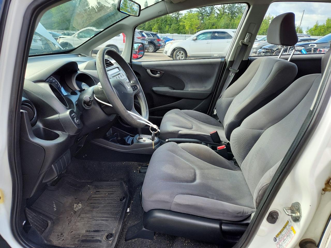2011 Honda Fit White vin: JHMGE8H55BC801375