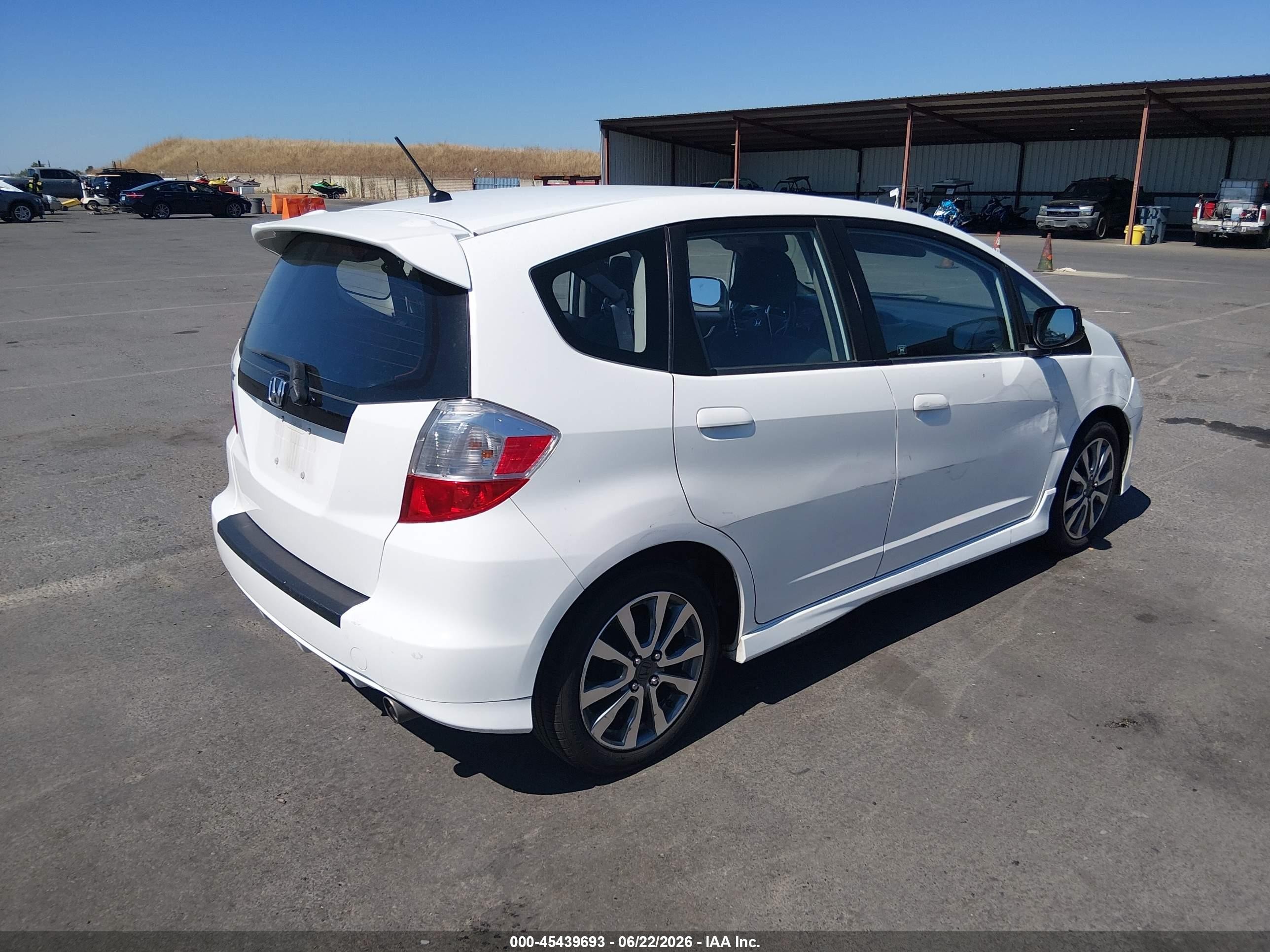 2013 Honda Fit Sport White vin: JHMGE8H56DC006628
