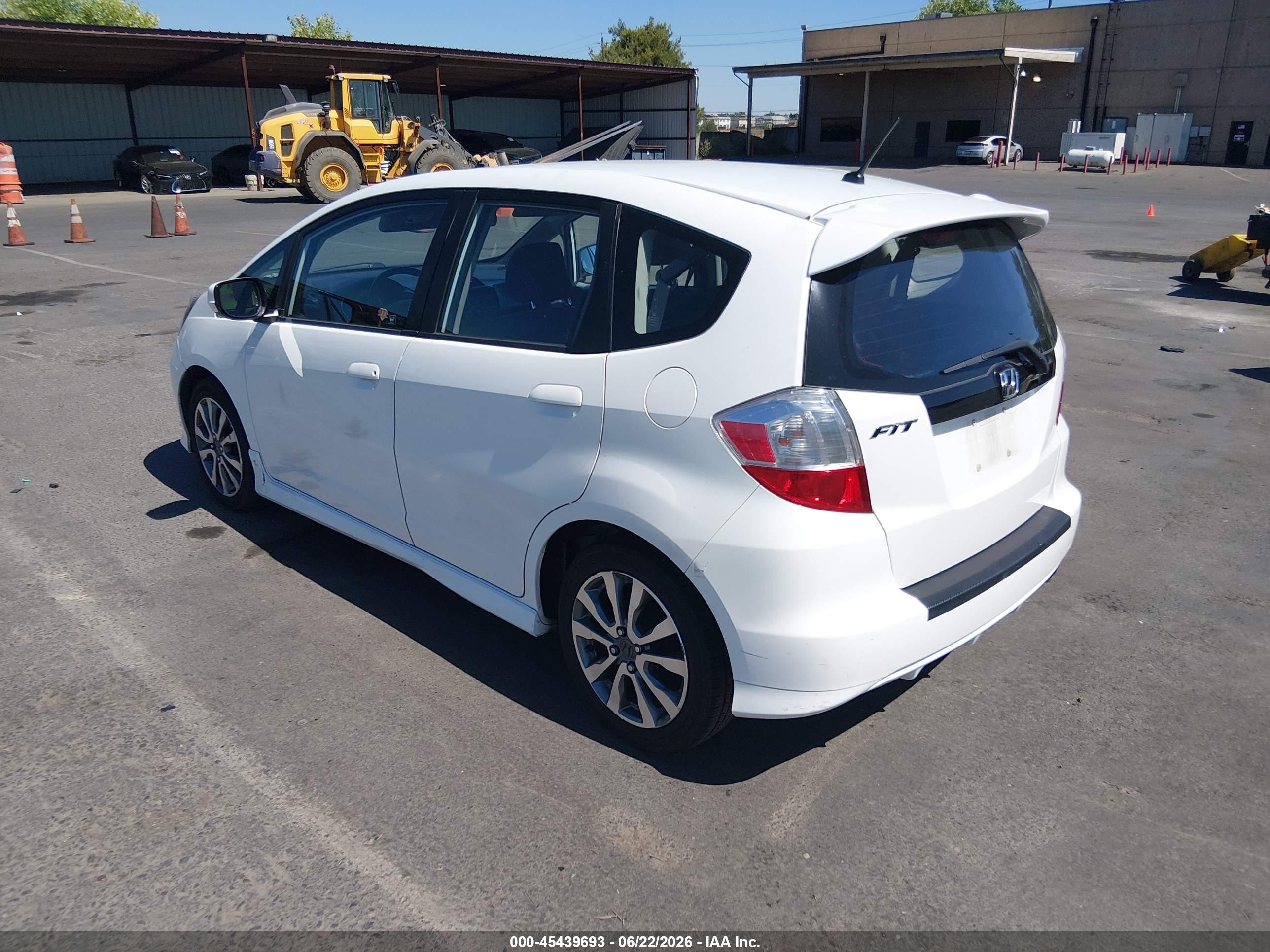 2013 Honda Fit Sport White vin: JHMGE8H56DC006628