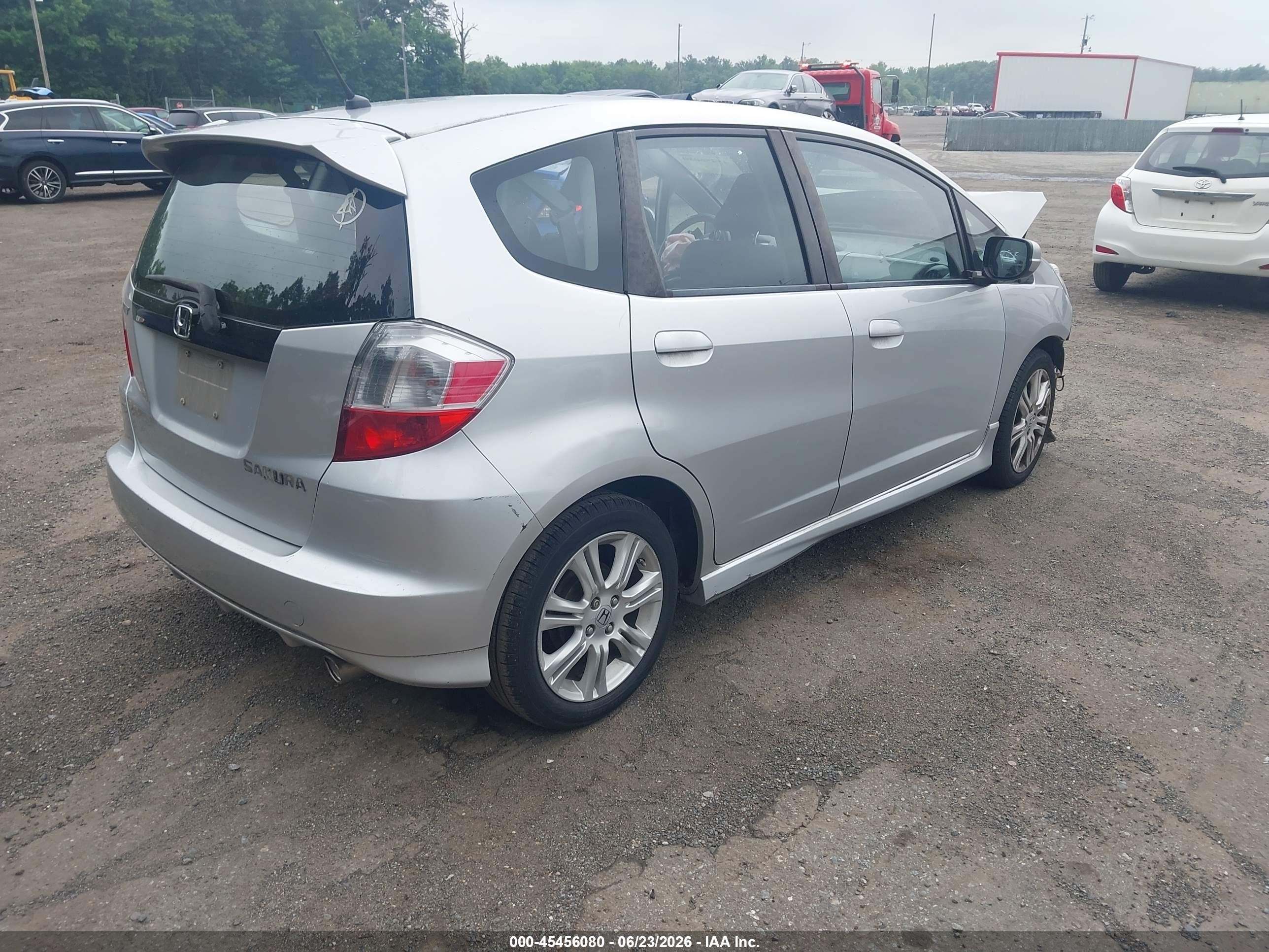 2011 Honda Fit Sport Silver vin: JHMGE8H57BC014167