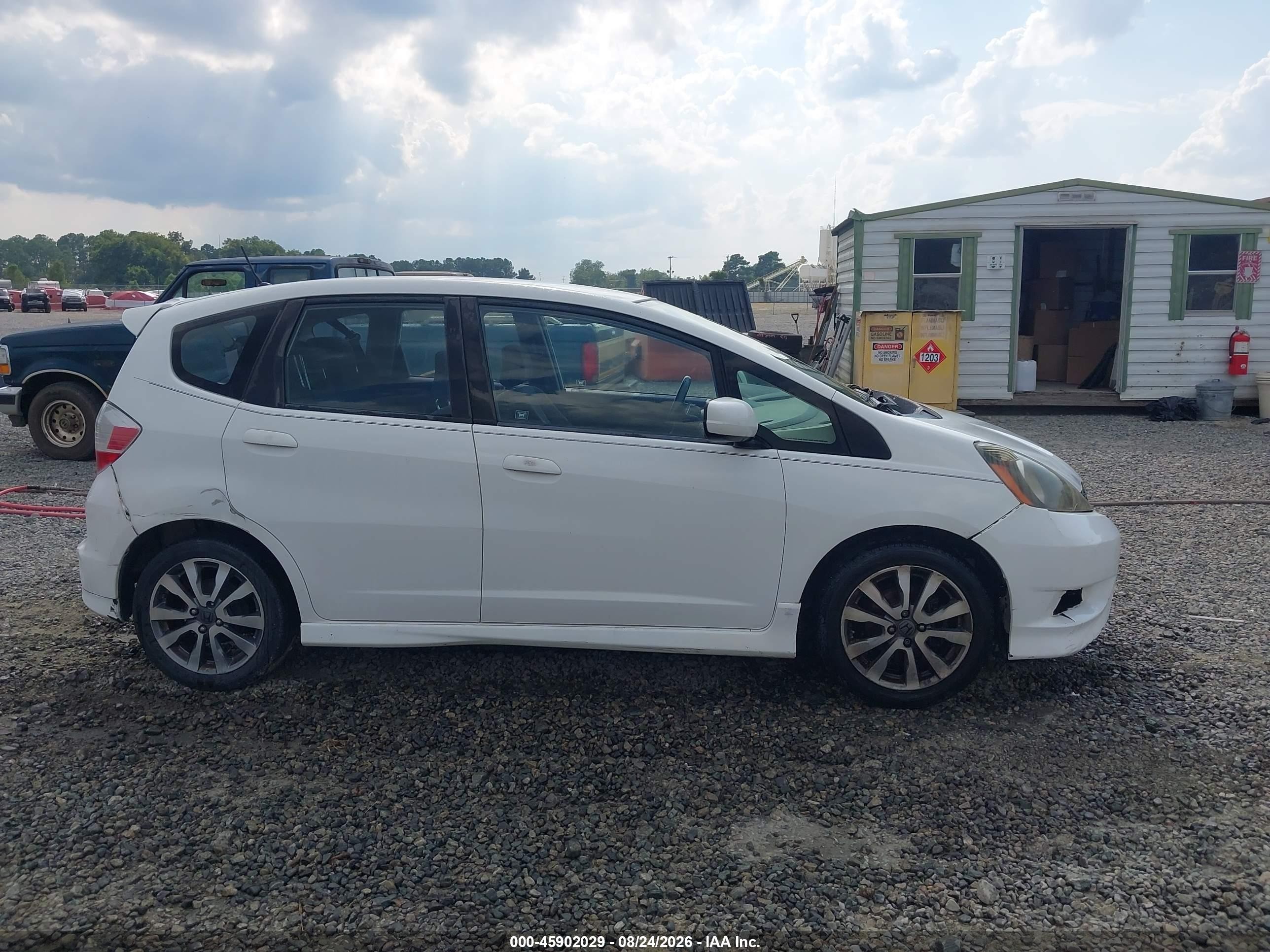 2013 Honda Fit Sport Белый vin: JHMGE8H58DC000393
