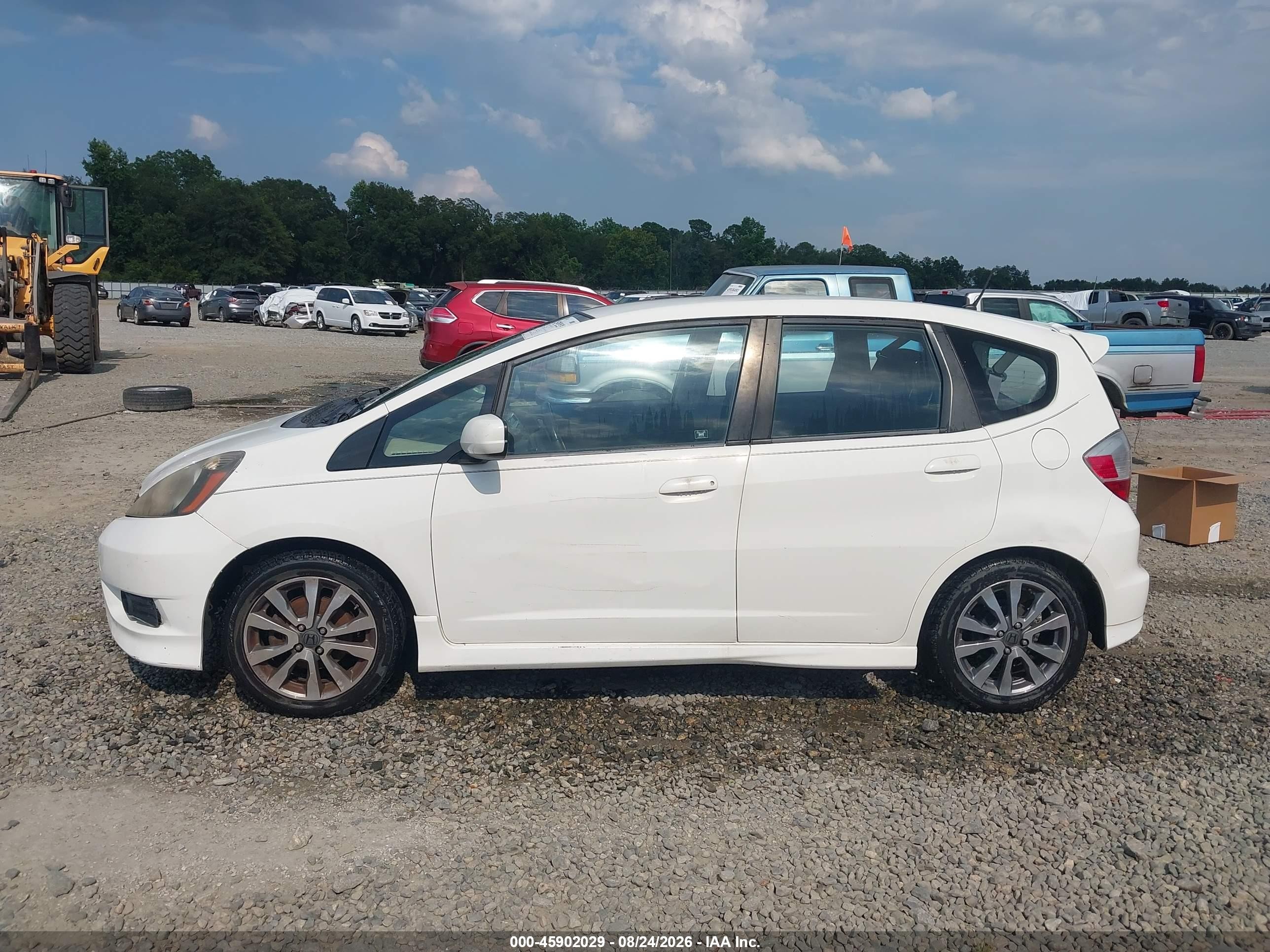 2013 Honda Fit Sport Белый vin: JHMGE8H58DC000393