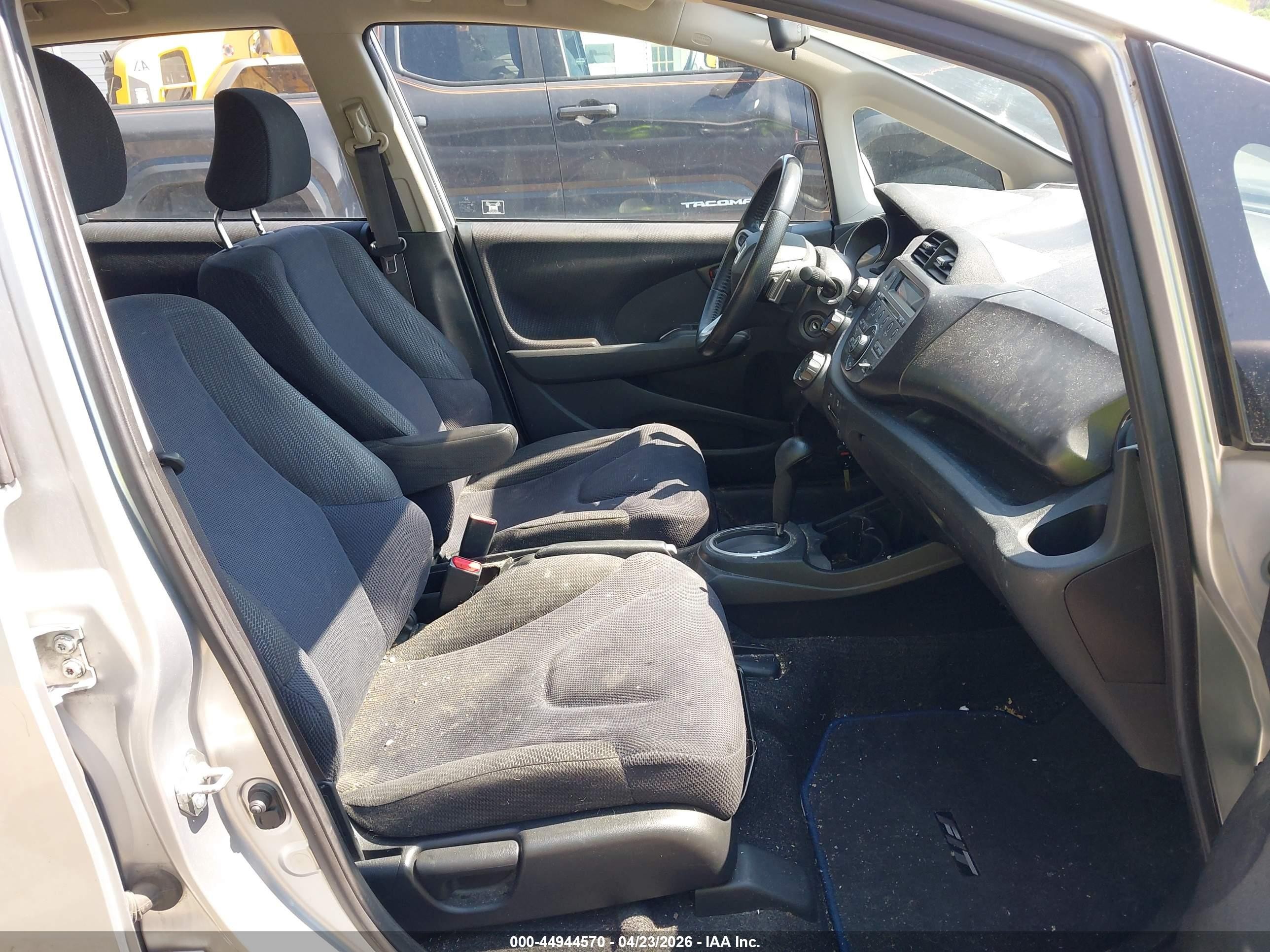 2013 Honda Fit Sport Silver vin: JHMGE8H59DC024394
