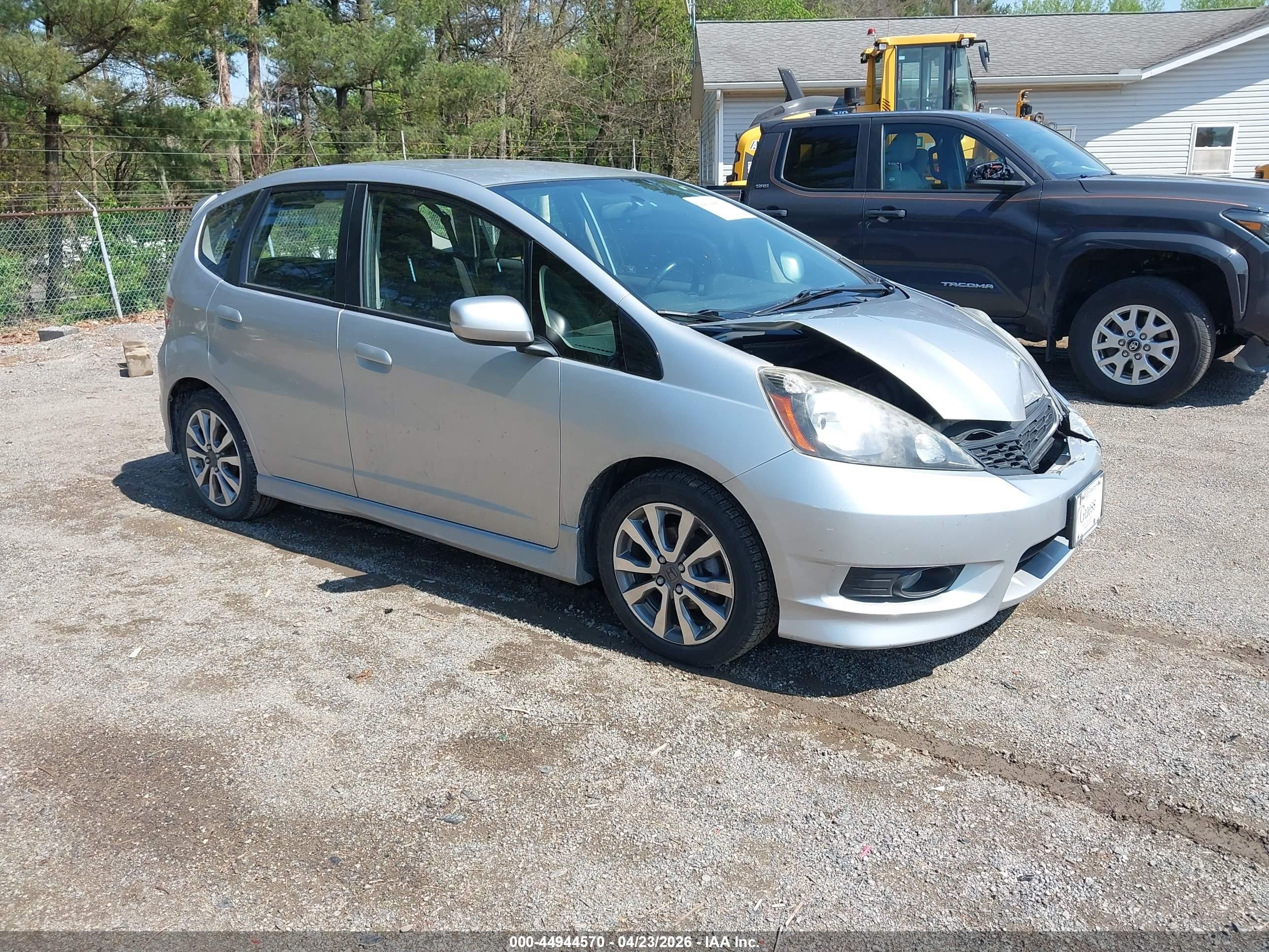 2013 Honda Fit Sport Silver vin: JHMGE8H59DC024394