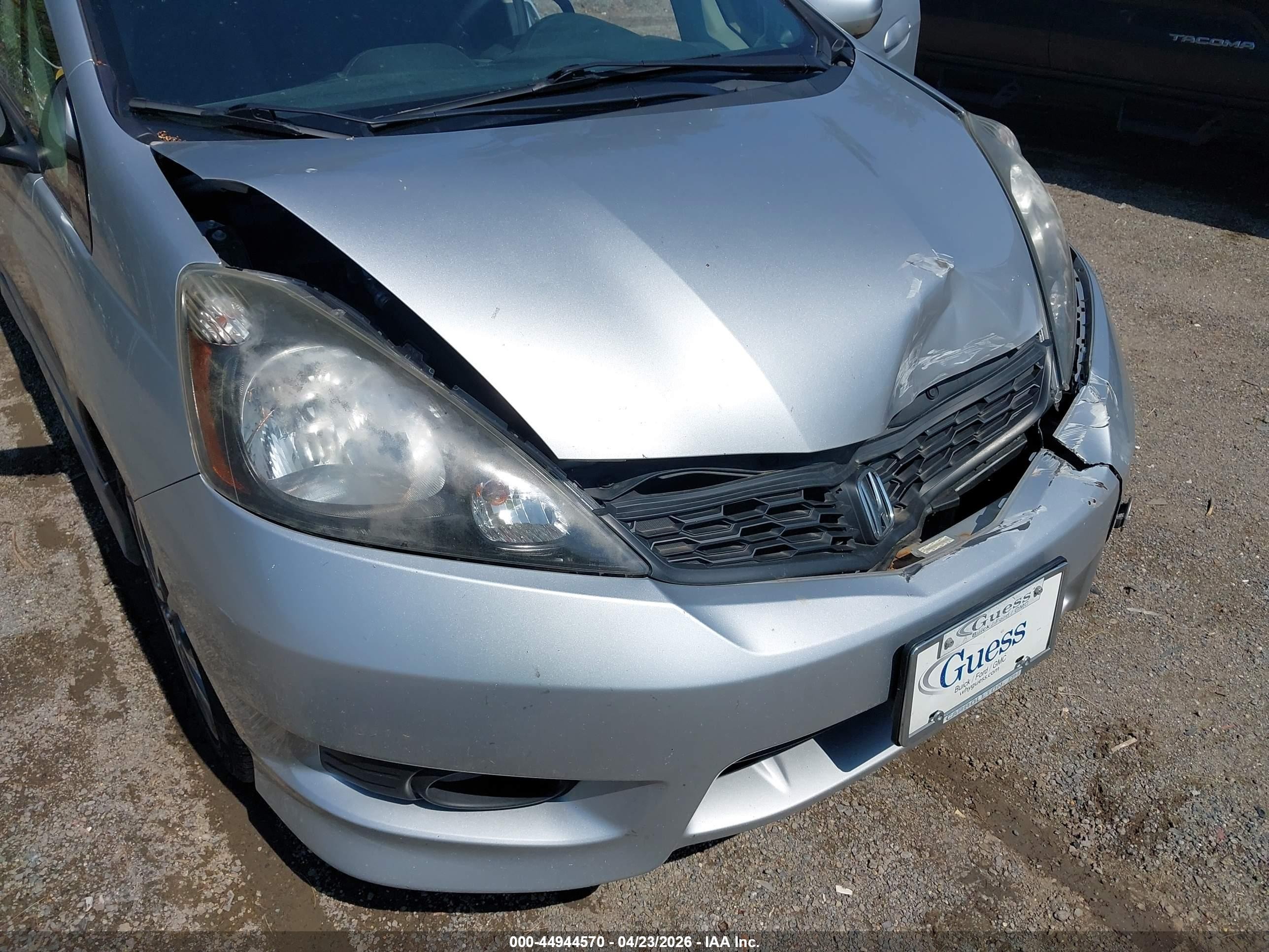 2013 Honda Fit Sport Silver vin: JHMGE8H59DC024394