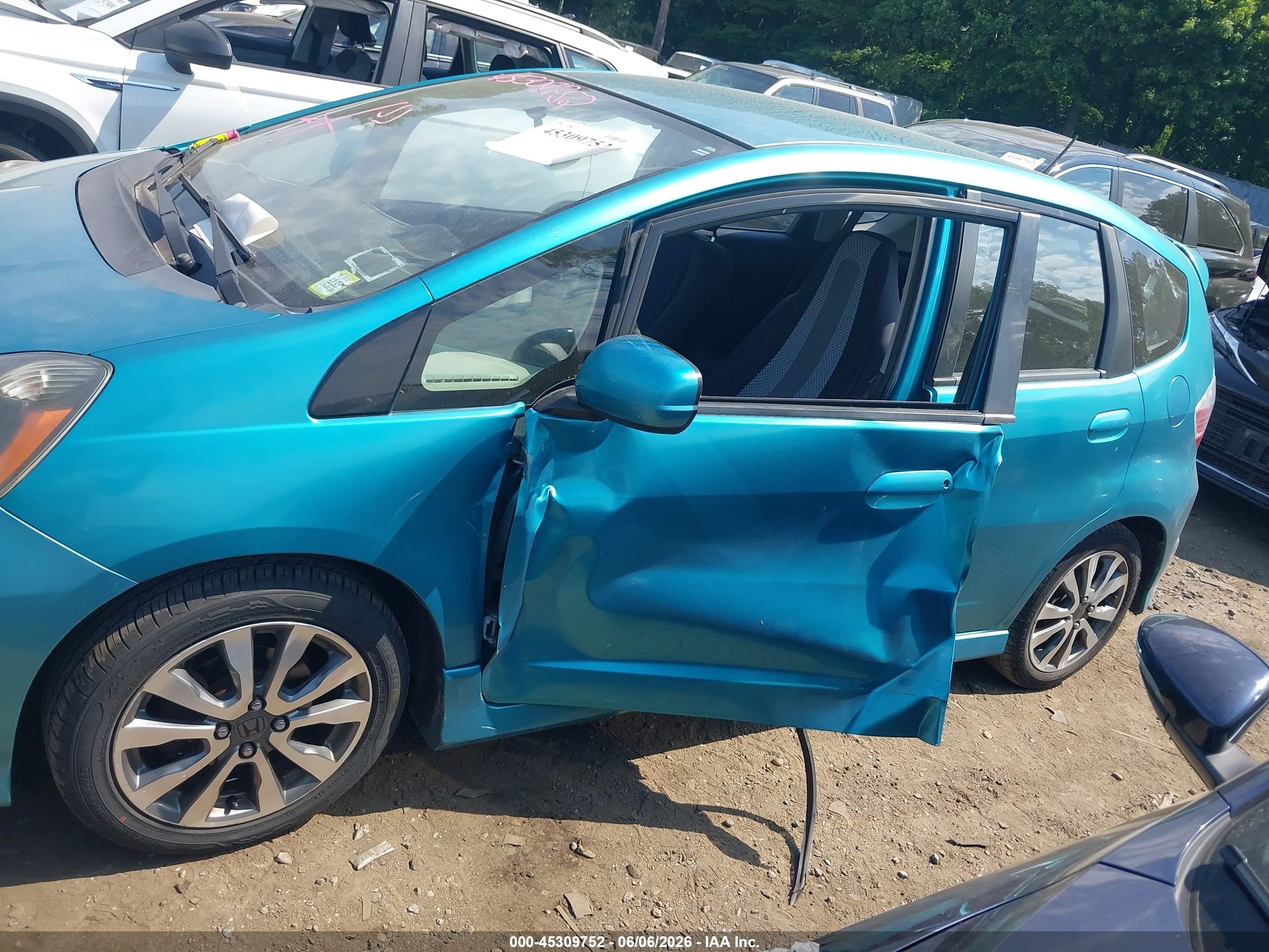 2013 Honda Fit Sport Turquoise vin: JHMGE8H59DC062370