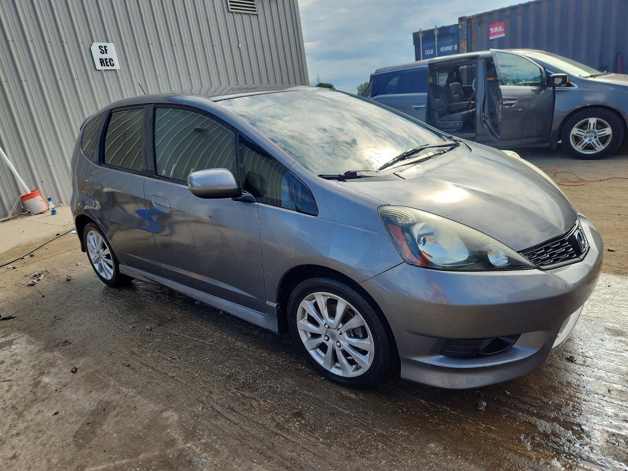 2013 Honda Fit Sport Серебряный vin: JHMGE8H59DC076284
