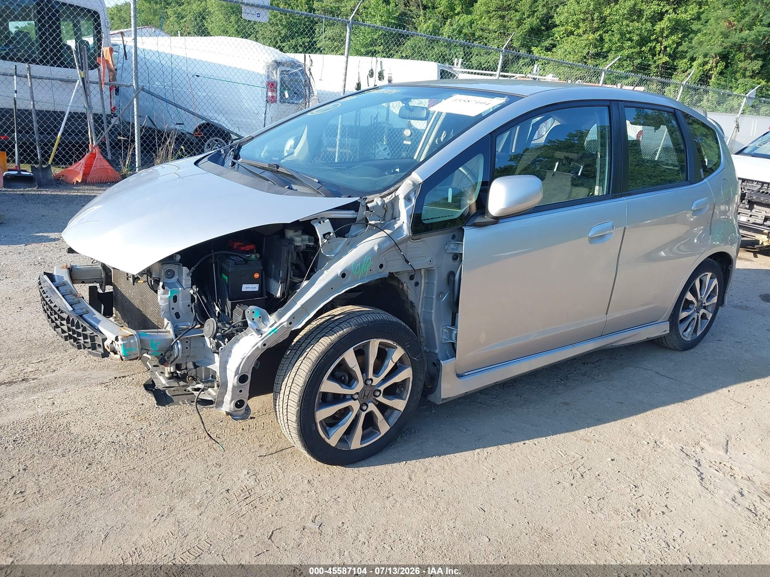 2013 Honda Fit Sport Silver vin: JHMGE8H59DC077077