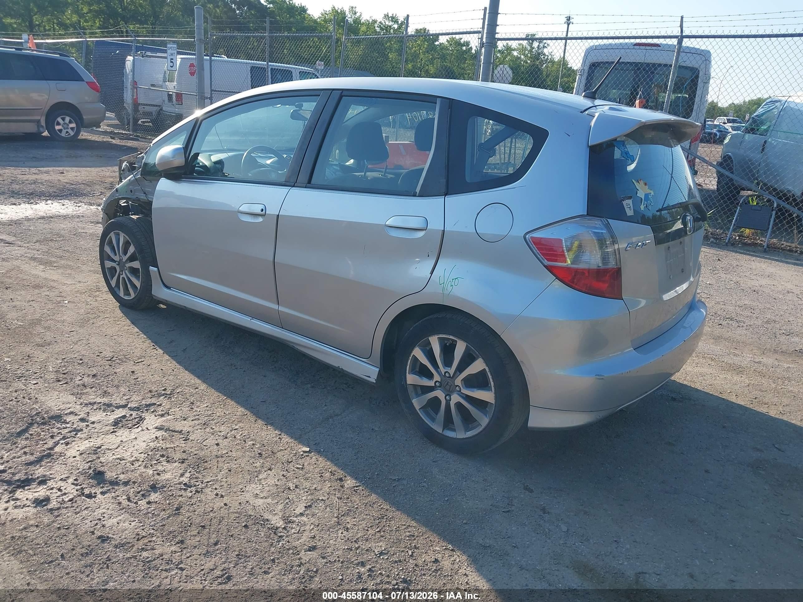 2013 Honda Fit Sport Silver vin: JHMGE8H59DC077077