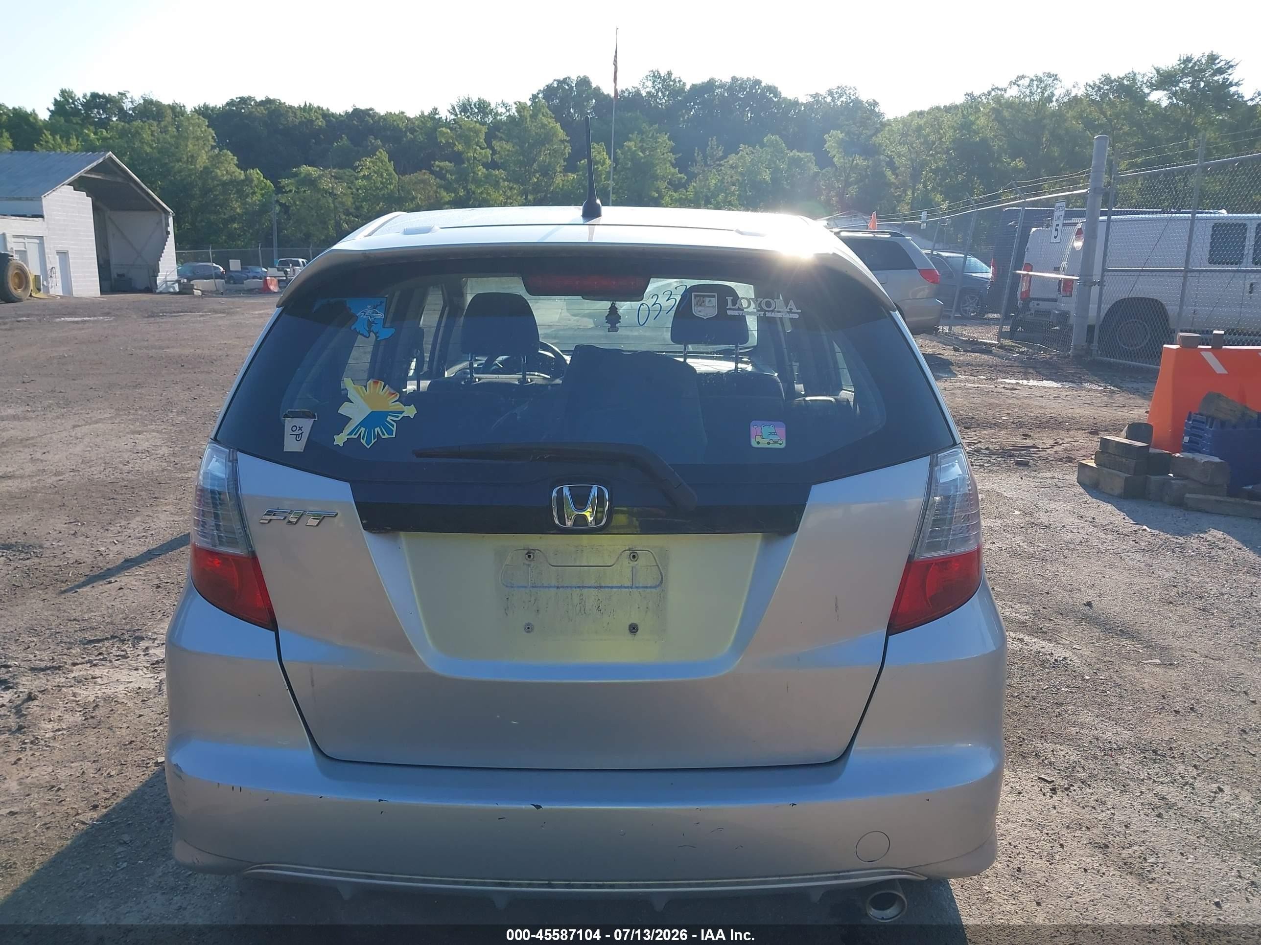 2013 Honda Fit Sport Silver vin: JHMGE8H59DC077077