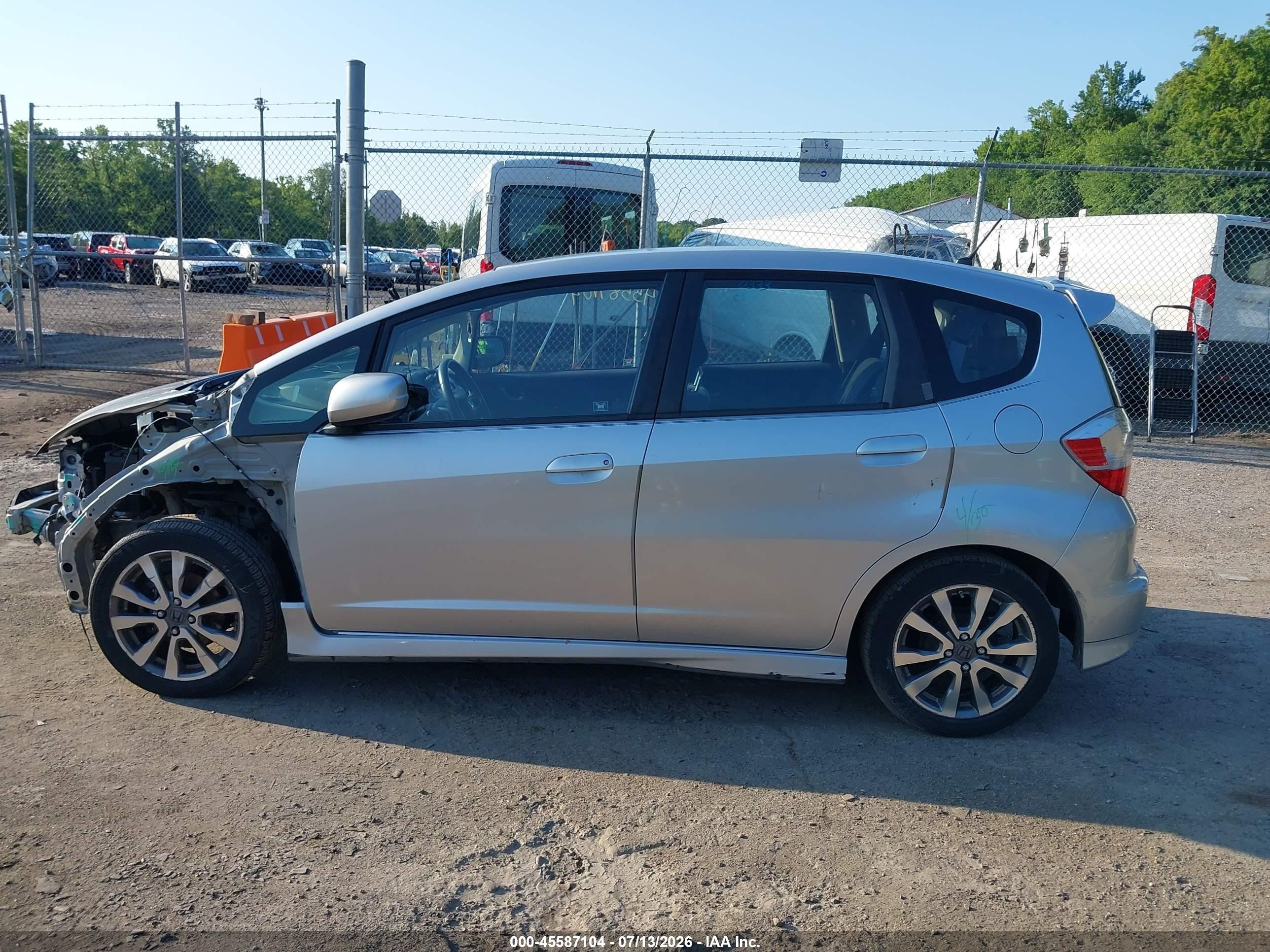 2013 Honda Fit Sport Silver vin: JHMGE8H59DC077077