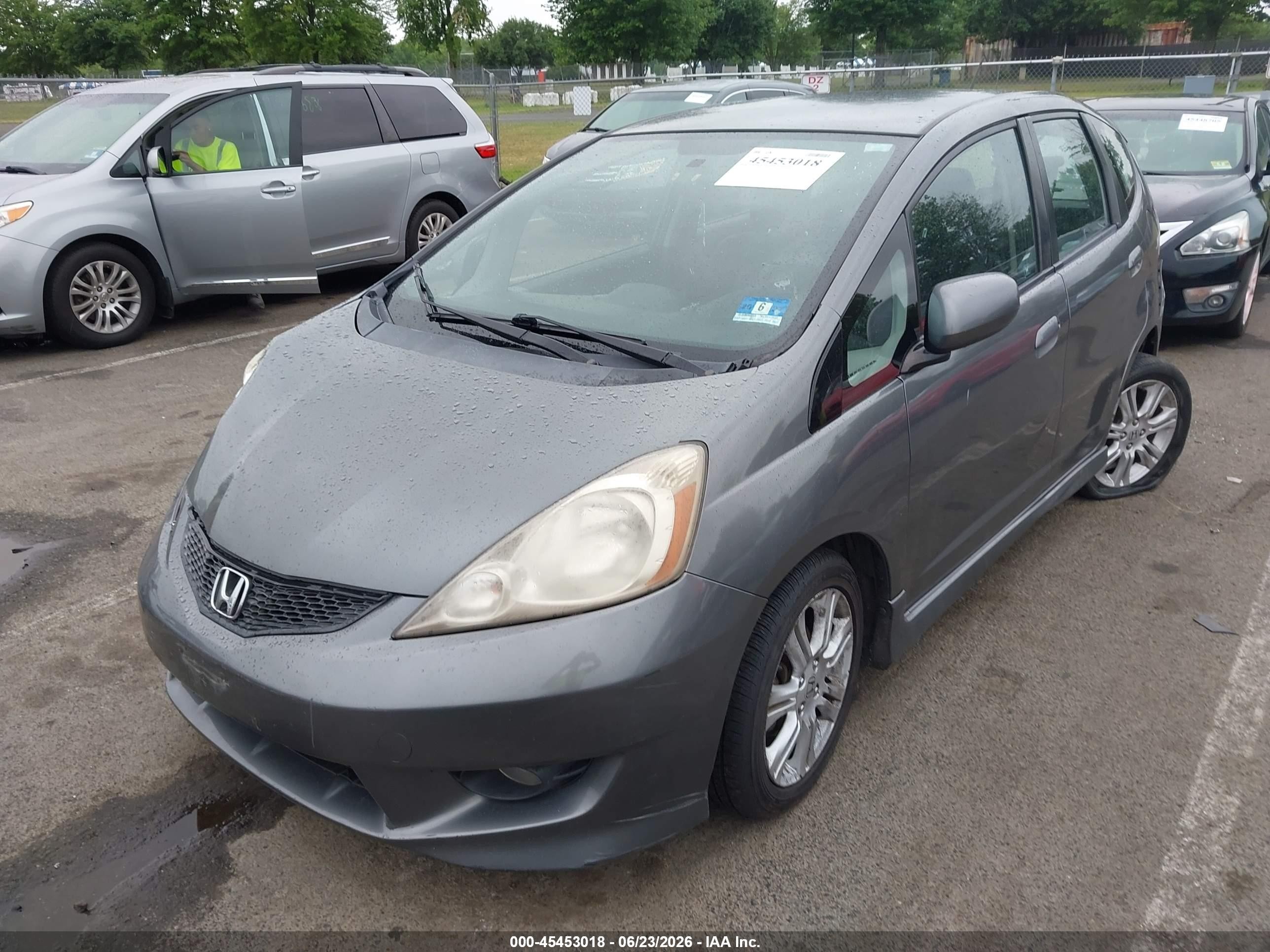 2011 Honda Fit Sport Silver vin: JHMGE8H5XBC000182