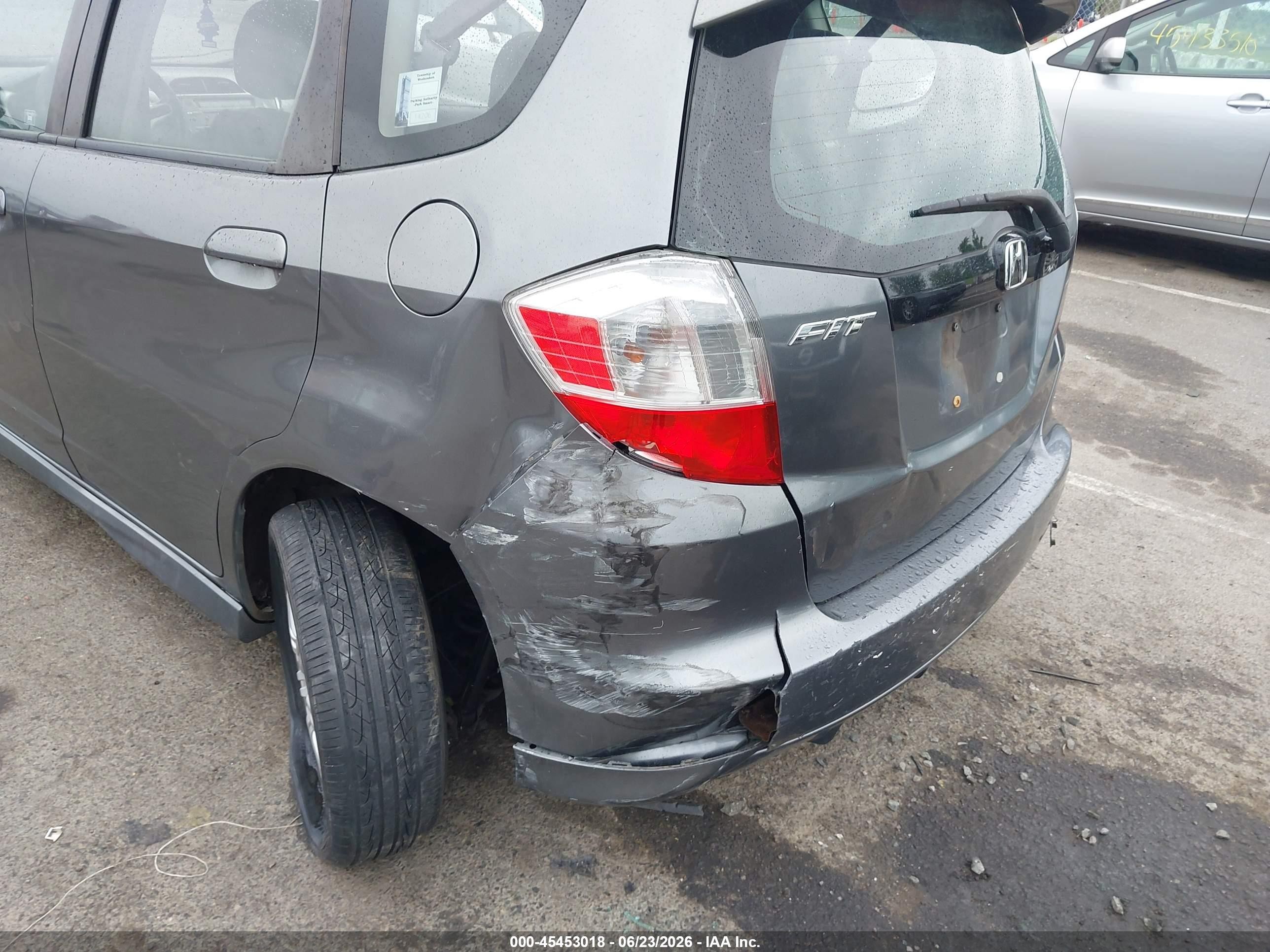 2011 Honda Fit Sport Silver vin: JHMGE8H5XBC000182