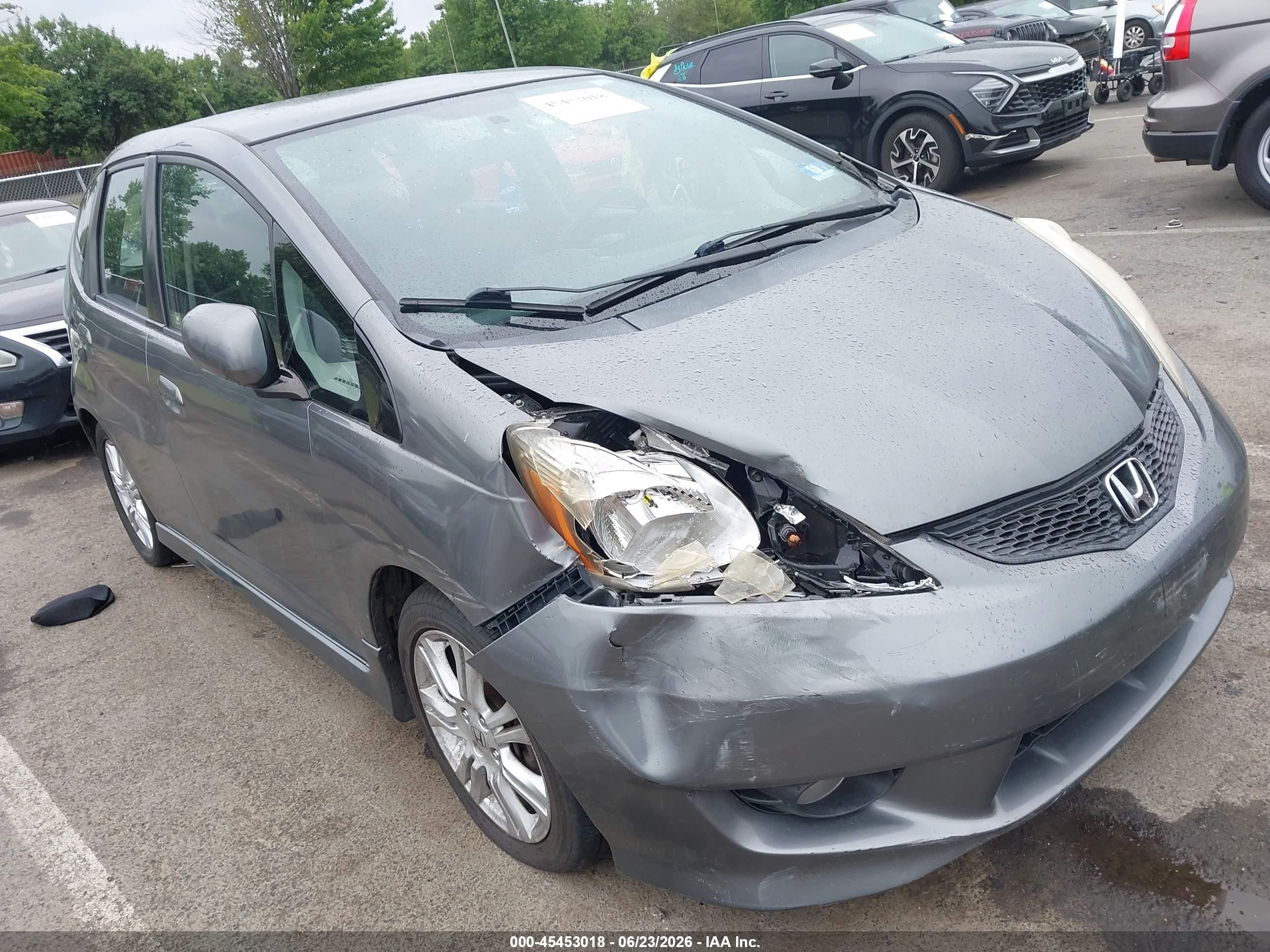 2011 Honda Fit Sport Silver vin: JHMGE8H5XBC000182