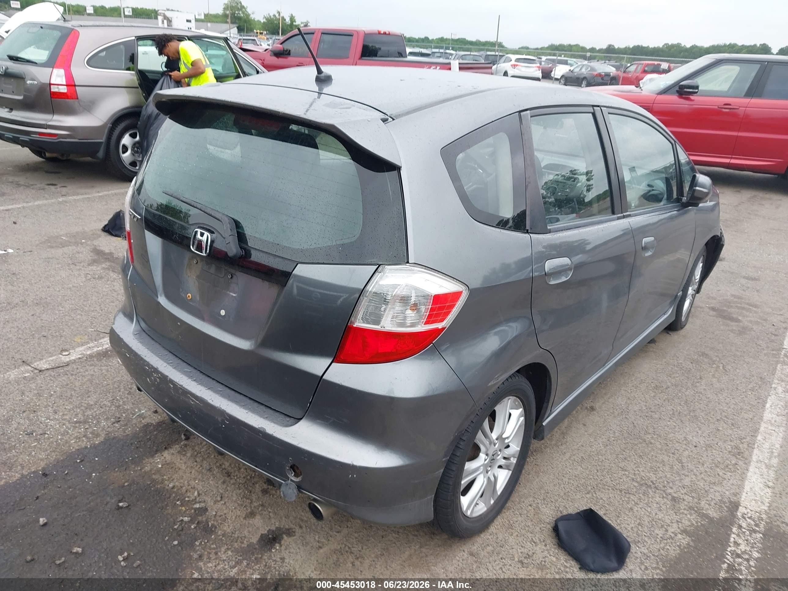 2011 Honda Fit Sport Silver vin: JHMGE8H5XBC000182