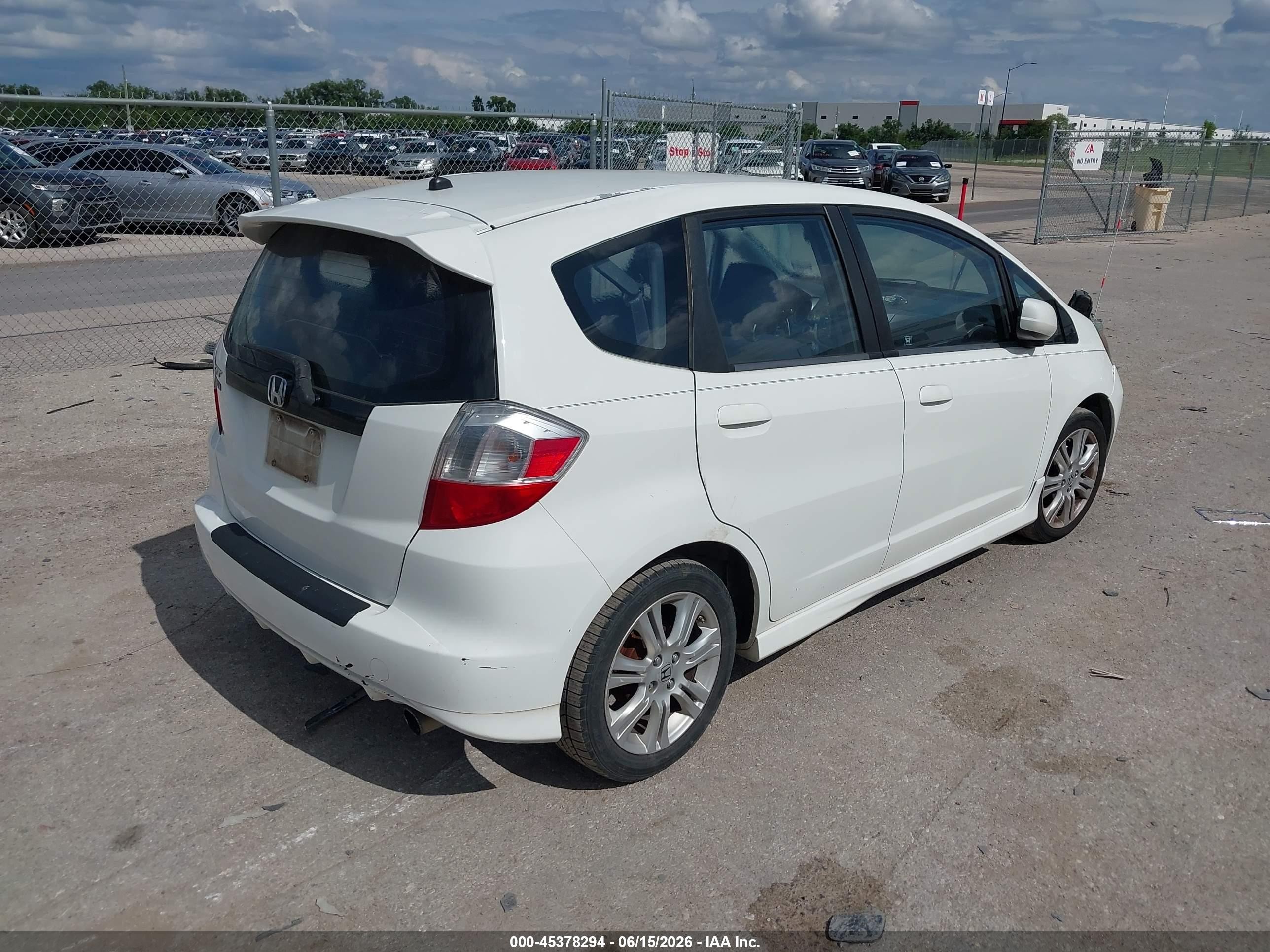 2011 Honda Fit Sport White vin: JHMGE8H5XBS000494