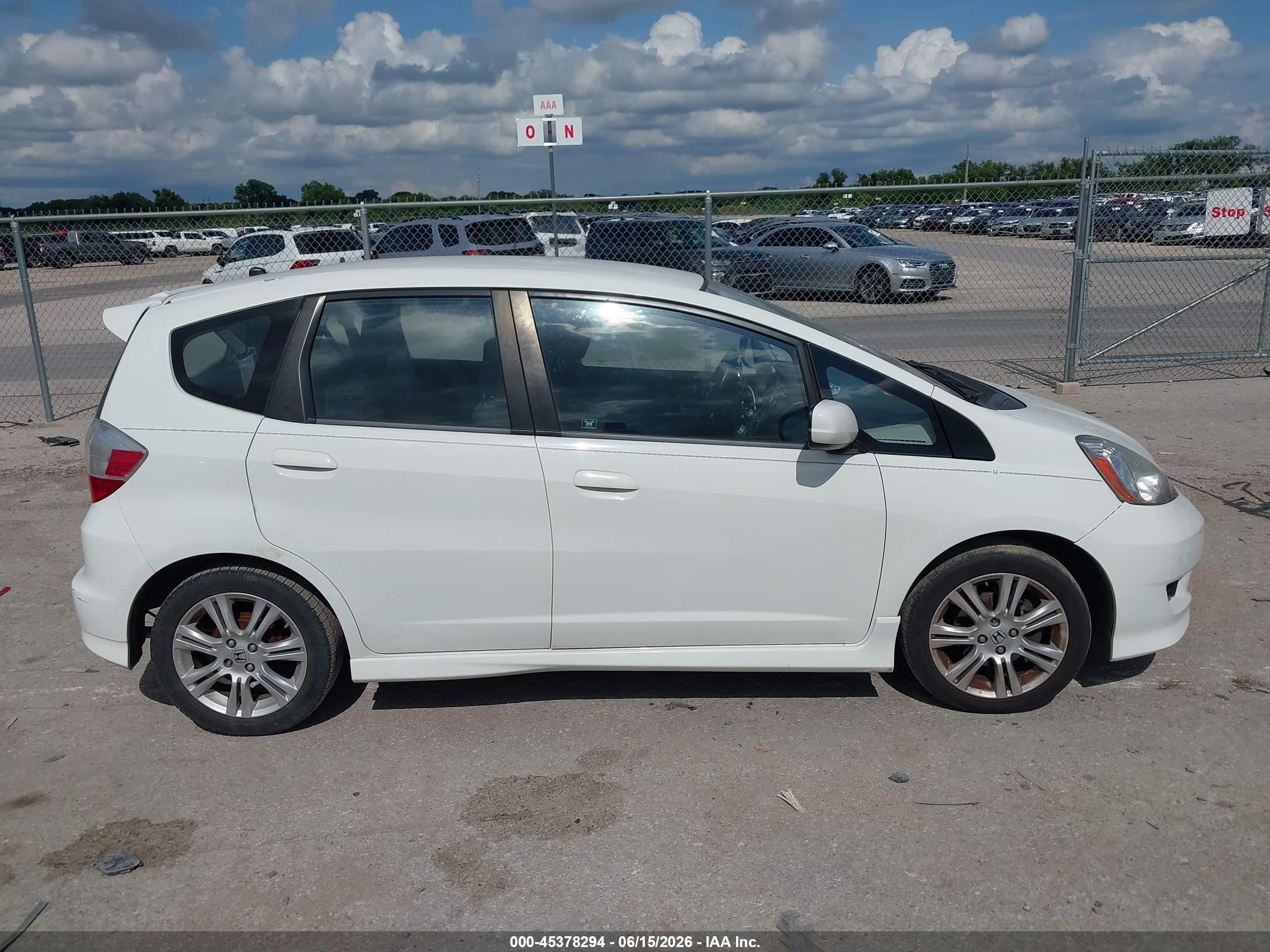 2011 Honda Fit Sport White vin: JHMGE8H5XBS000494
