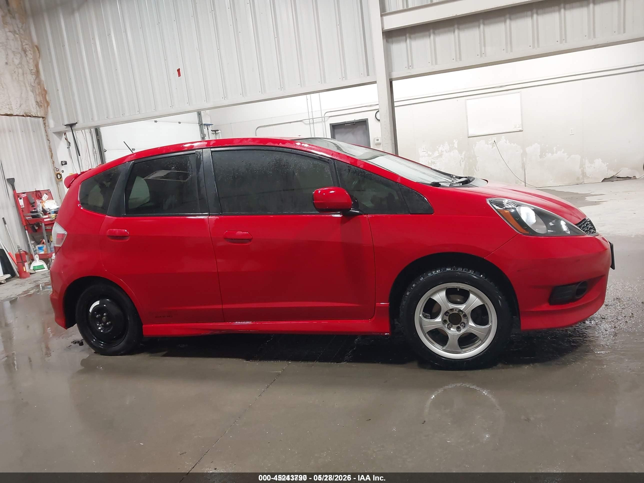 2013 Honda Fit Sport Red vin: JHMGE8H5XDC054763