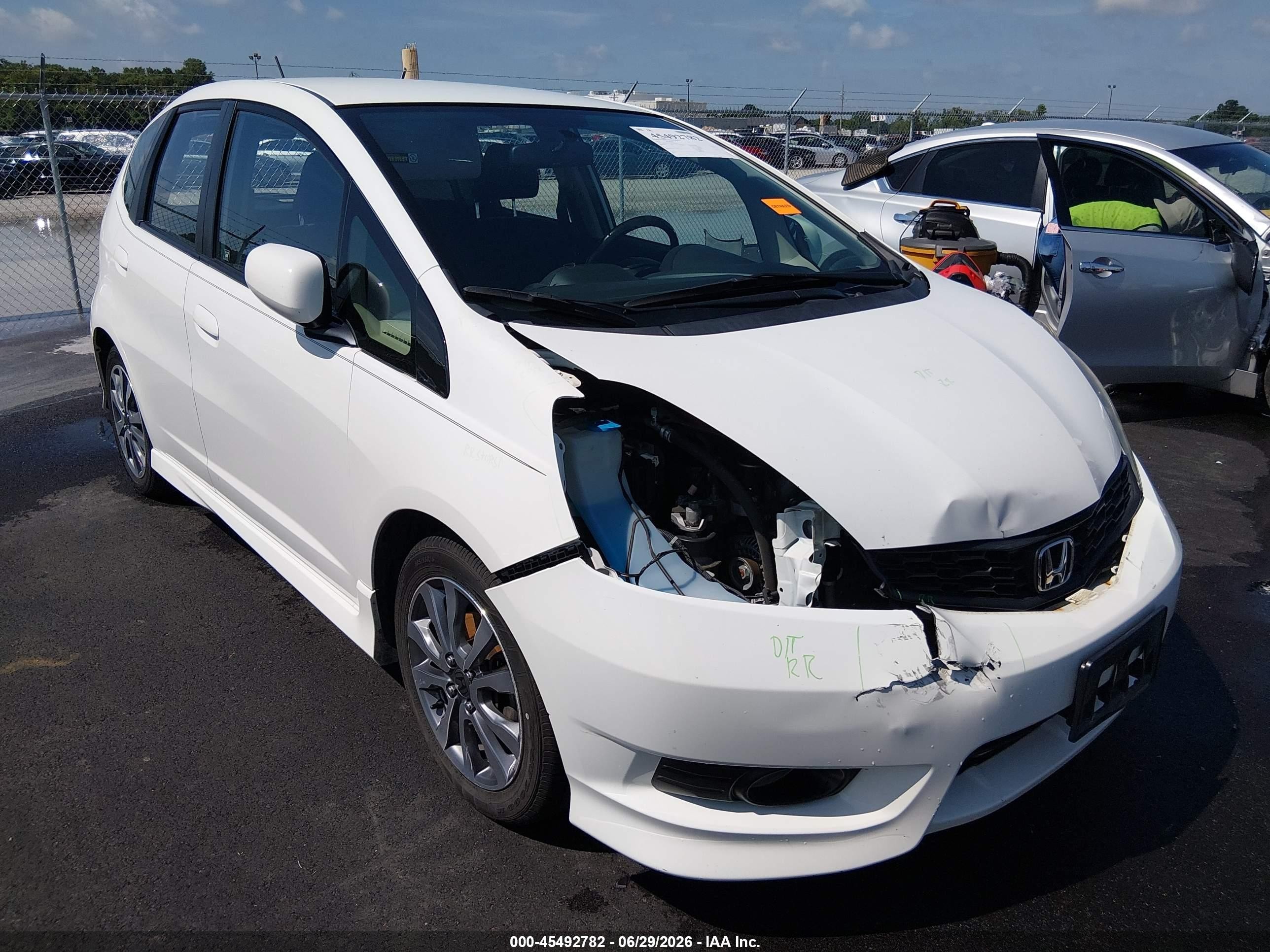 2013 Honda Fit Sport Белый vin: JHMGE8H5XDC069912