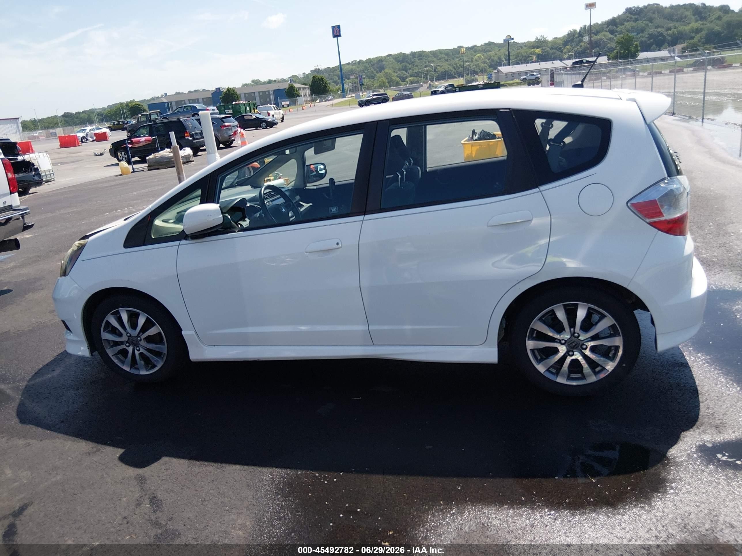 2013 Honda Fit Sport Белый vin: JHMGE8H5XDC069912