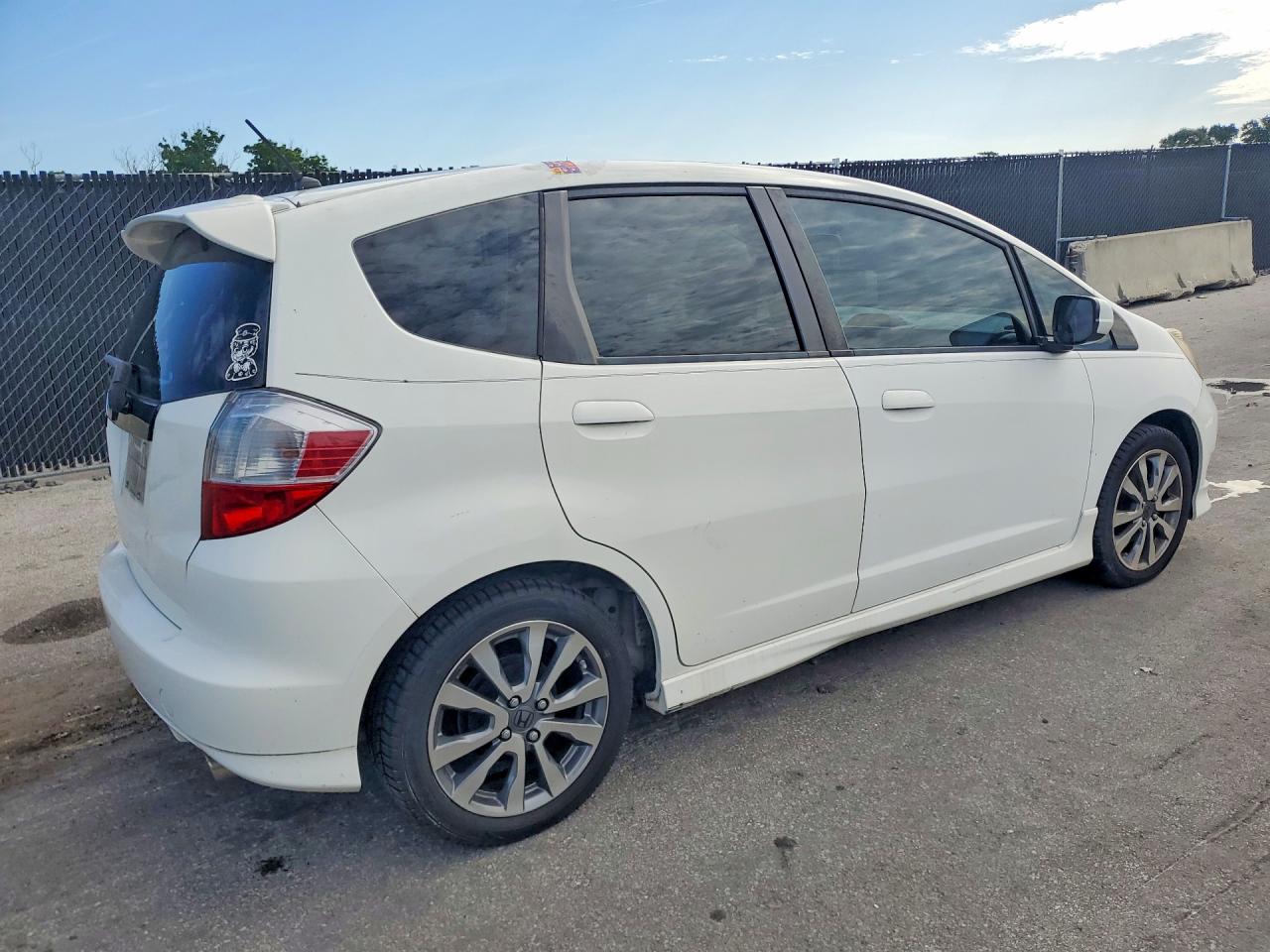 2013 Honda Fit Sport White vin: JHMGE8H60DC015897
