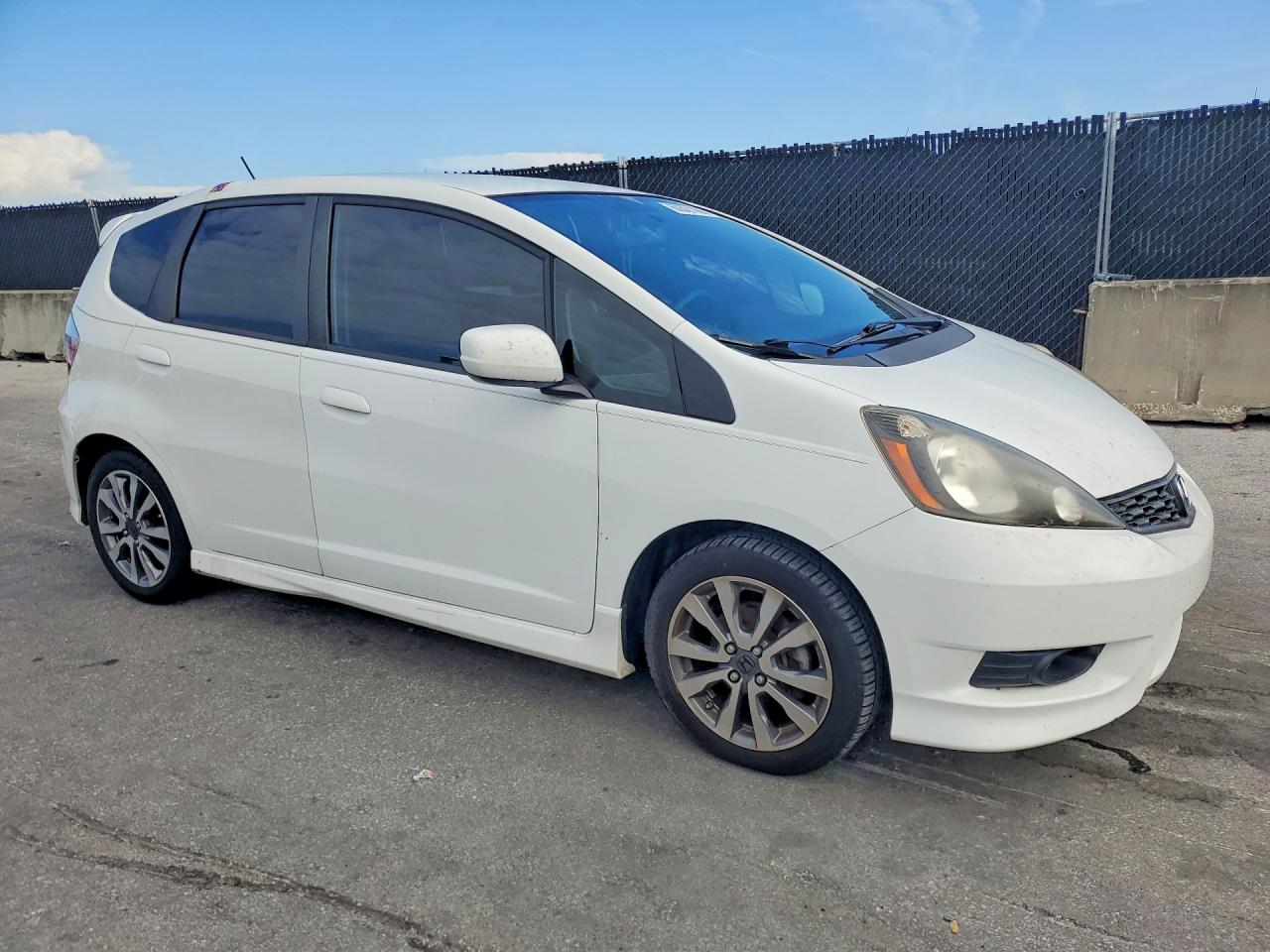 2013 Honda Fit Sport White vin: JHMGE8H60DC015897