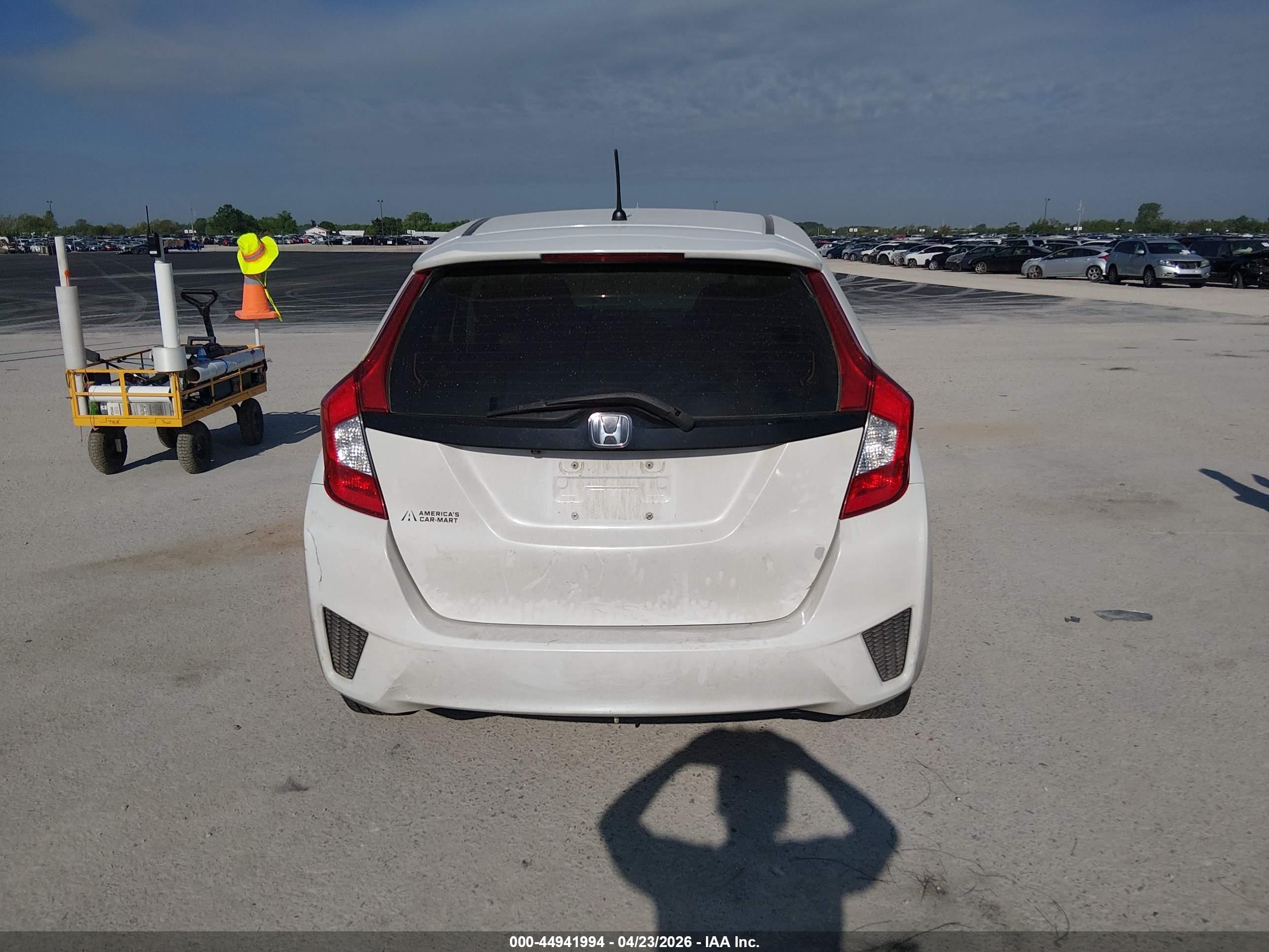 2016 Honda Fit Lx White vin: JHMGK5H53GS002439